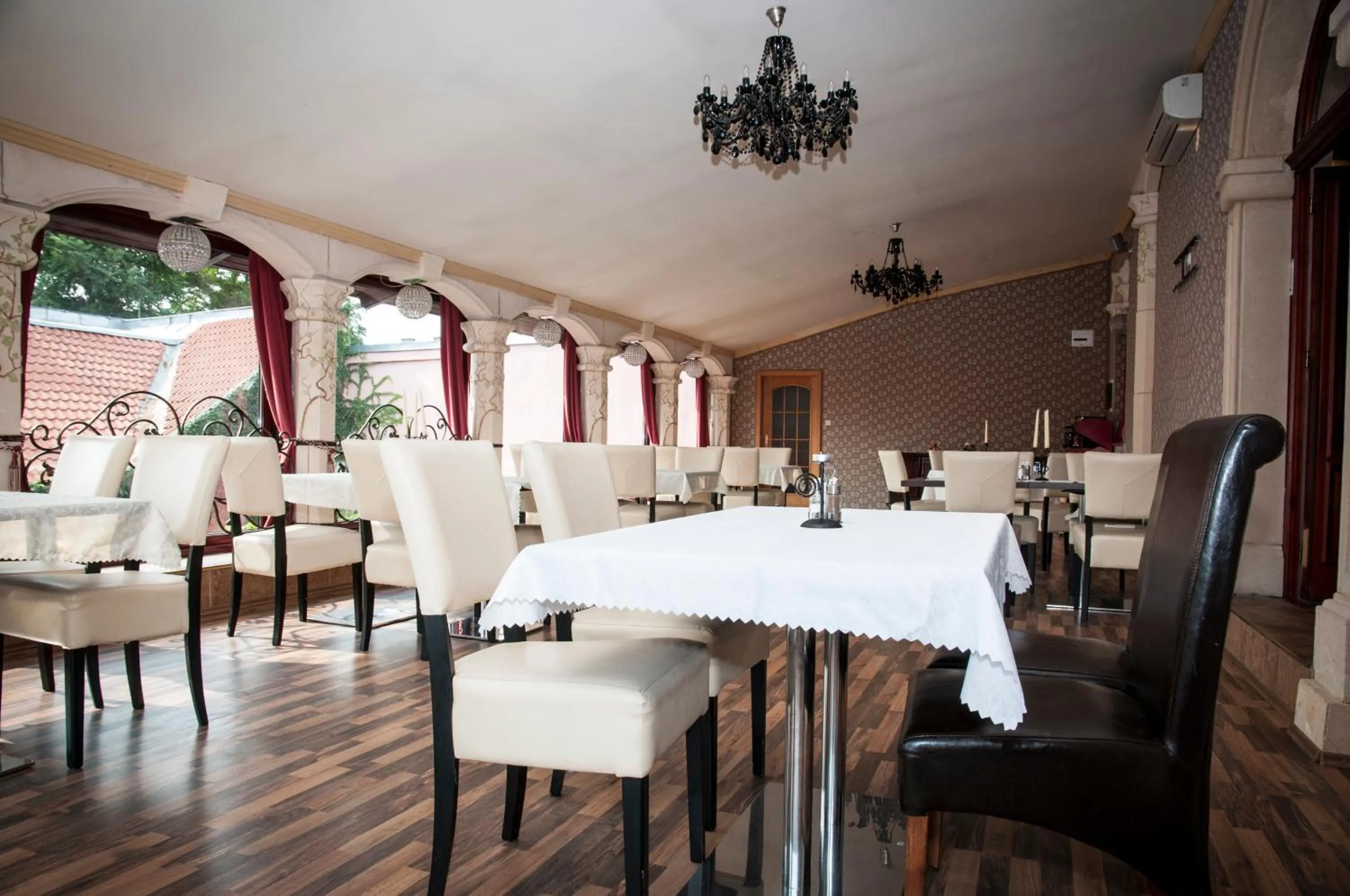 Restaurant/places to eat in Hotel Bow Garden