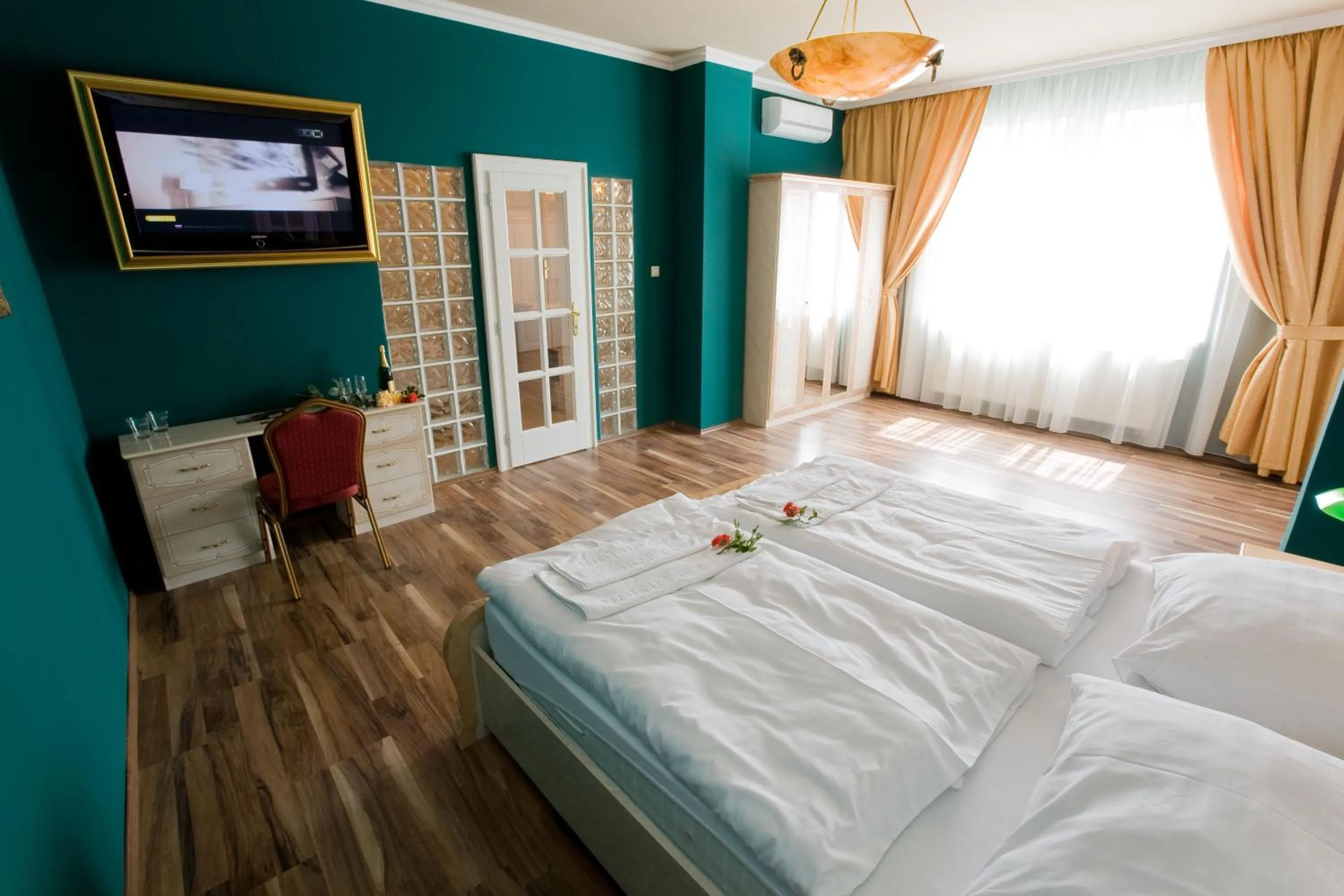 Decorative detail, Bed in Hotel Bow Garden