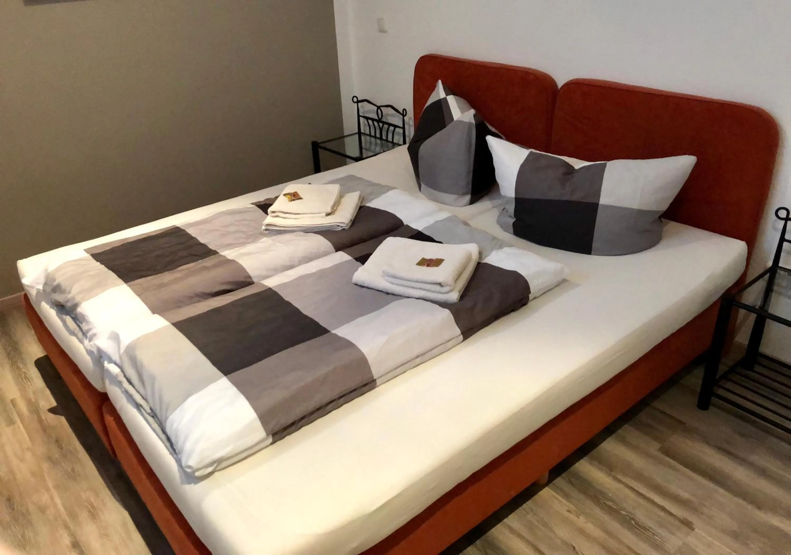 Photo of the whole room, Bed in Wilsmann Apartmentvermietung