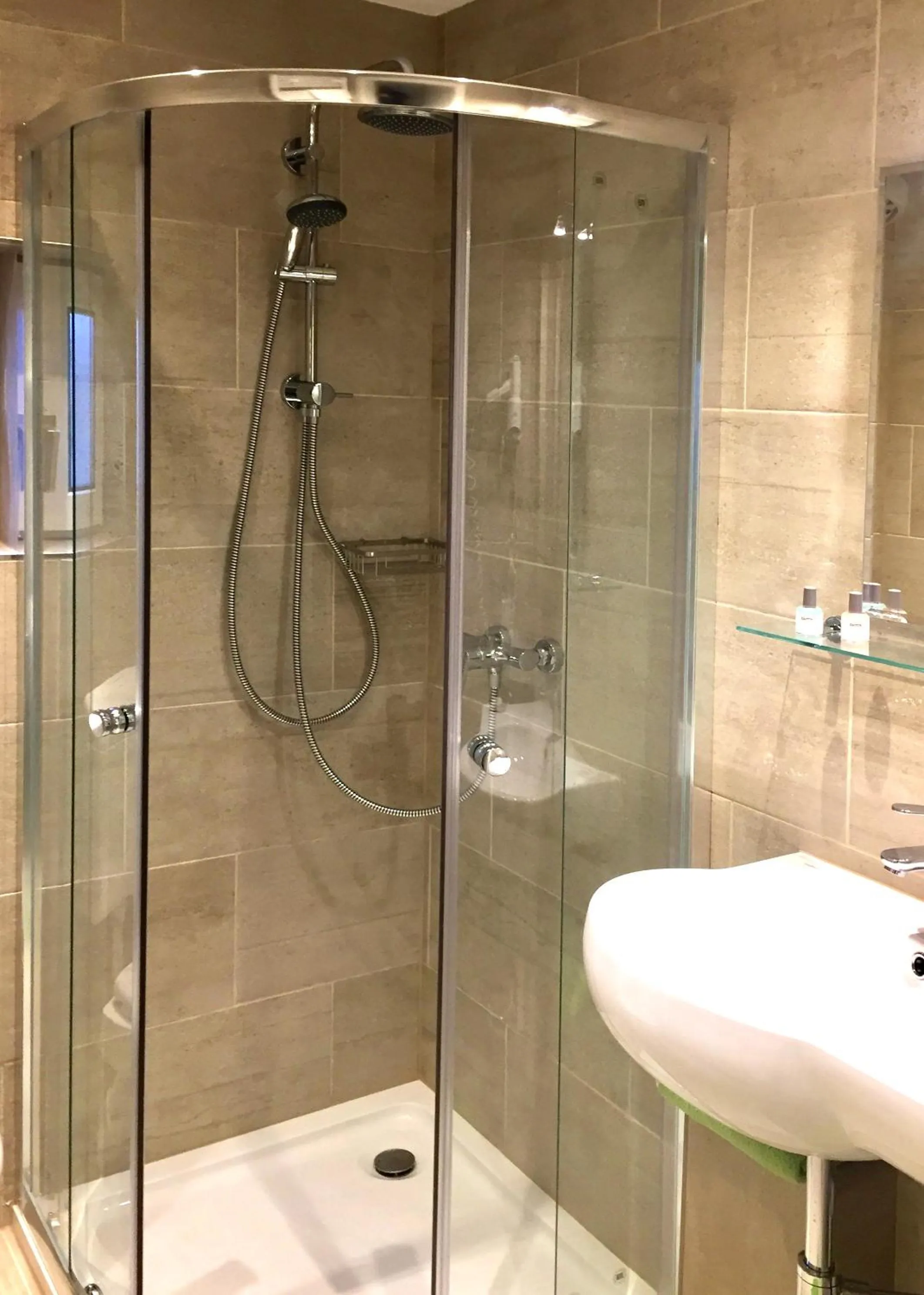 Shower in Wilsmann Apartmentvermietung