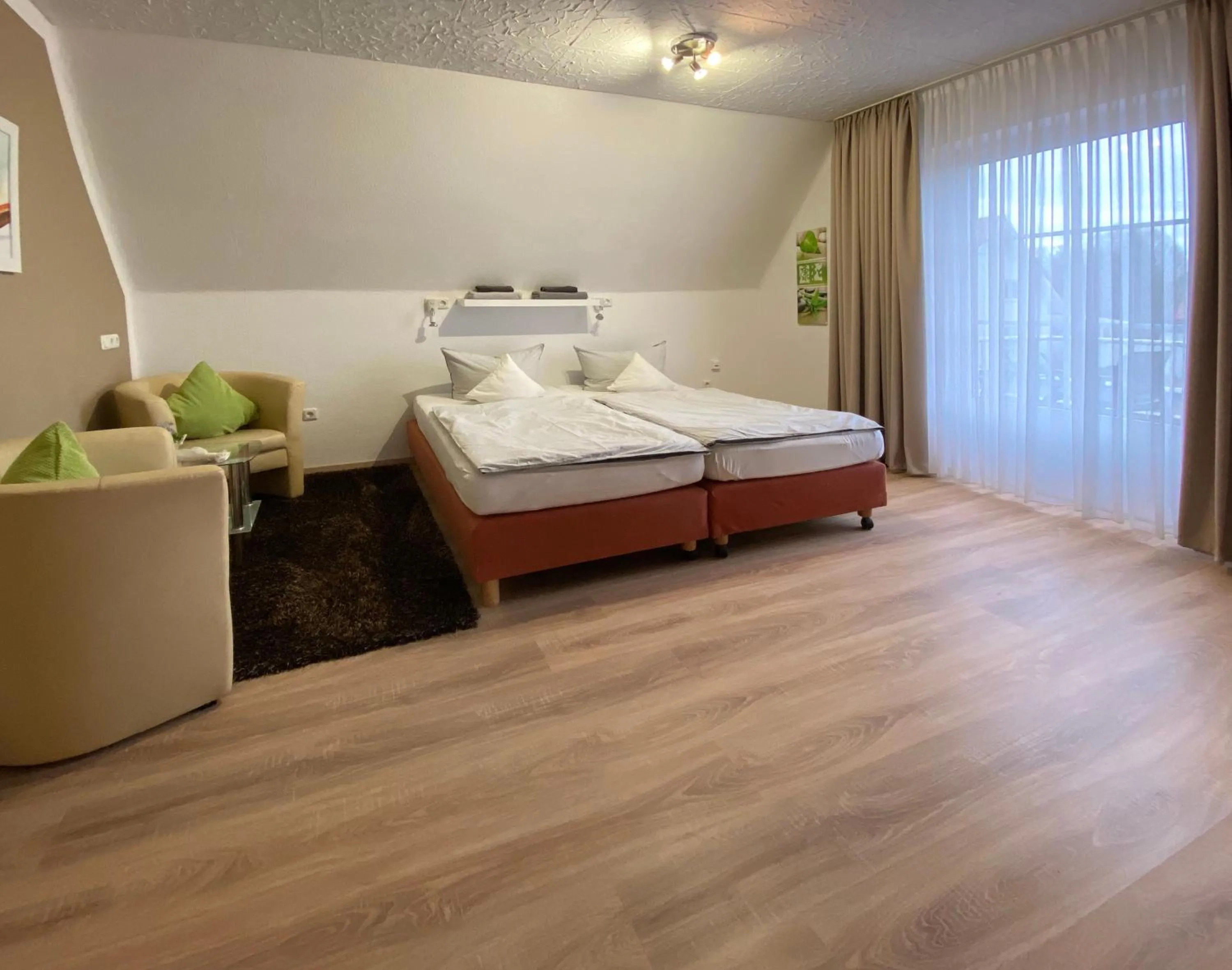 Photo of the whole room, Bed in Wilsmann Apartmentvermietung