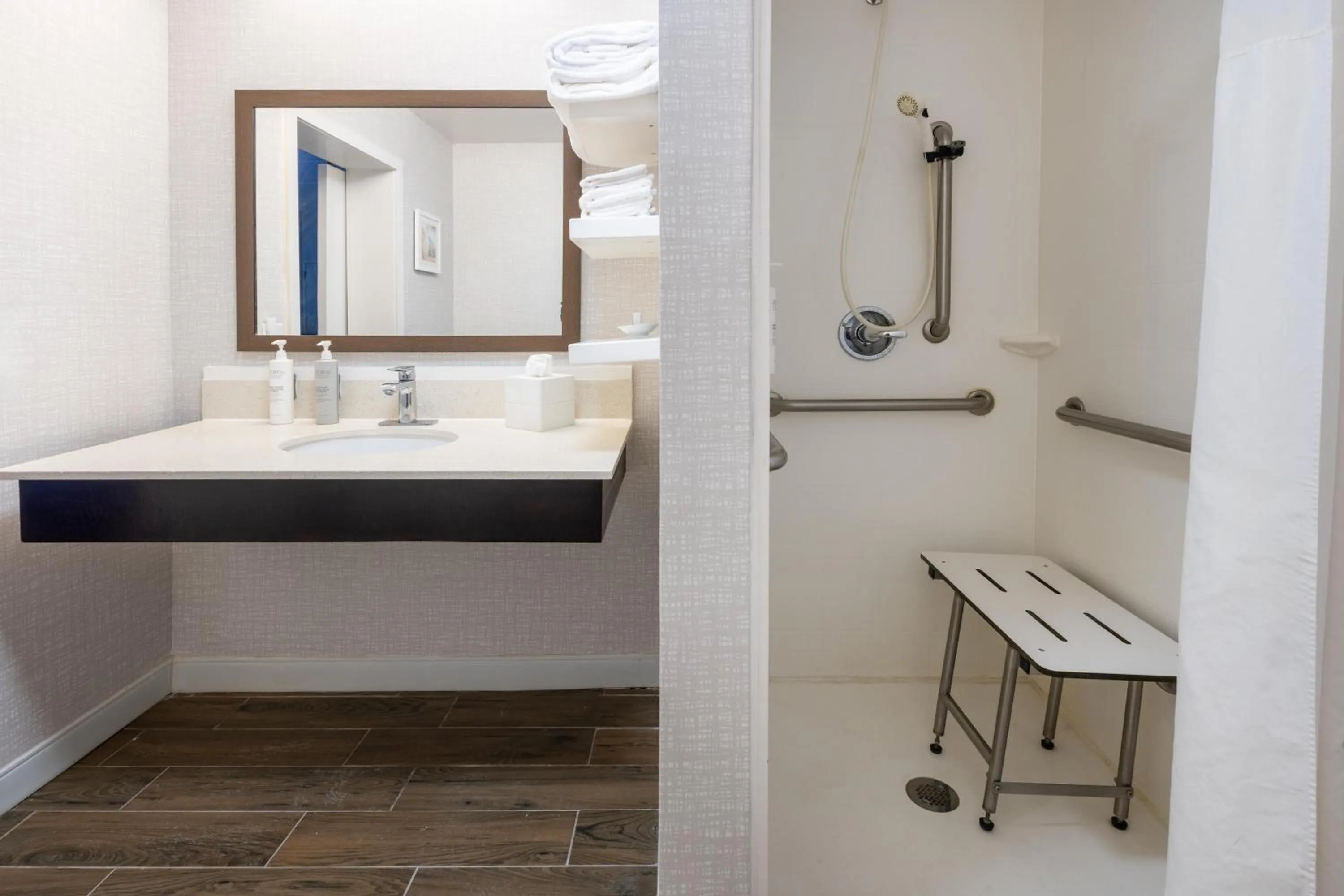 Bathroom in Hampton Inn Commerce