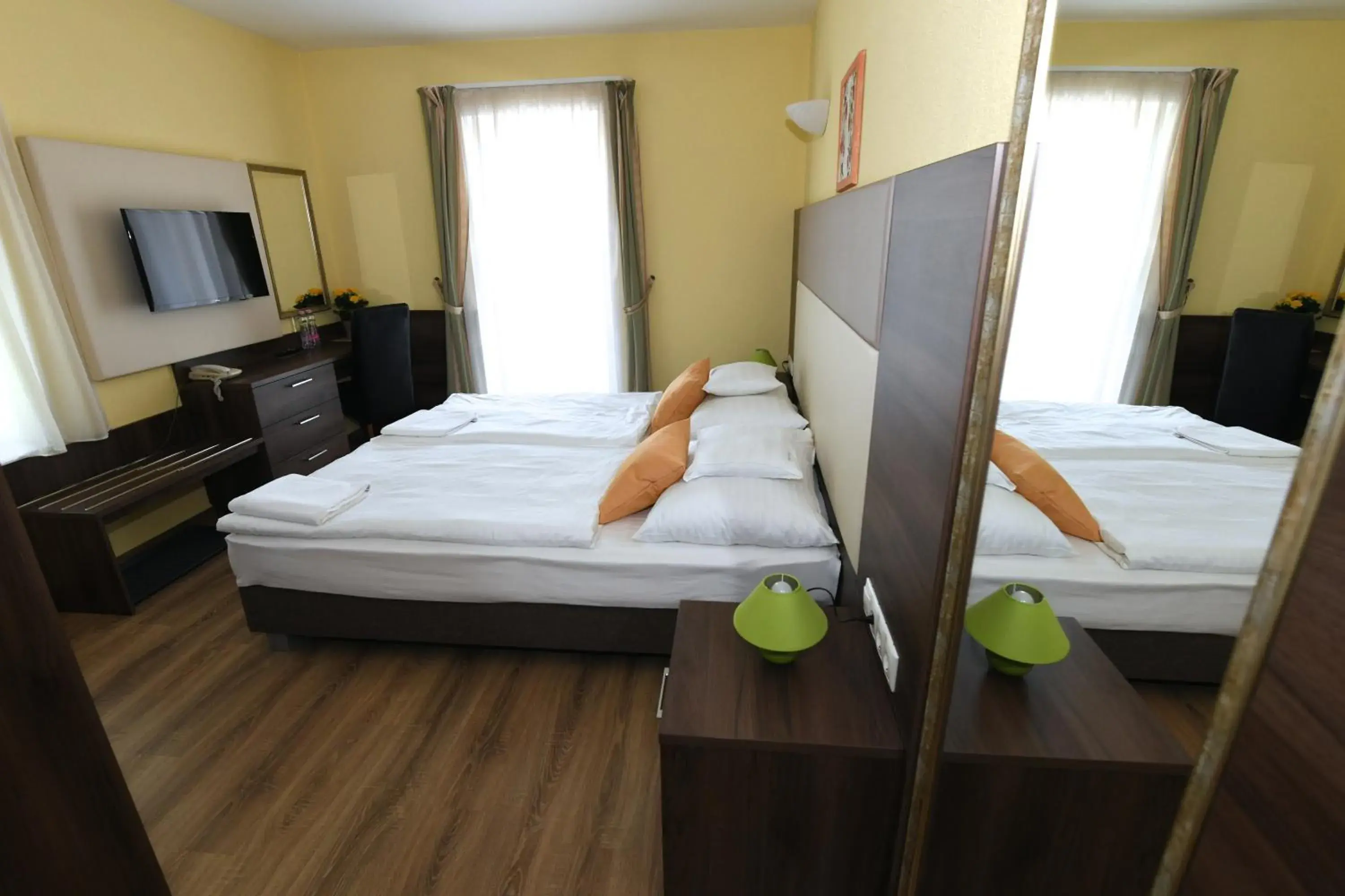 Double Room in Jade Hotel-Ezüsthíd Hotel Double Room in Jade Hotel-Ezüsthíd Hotel