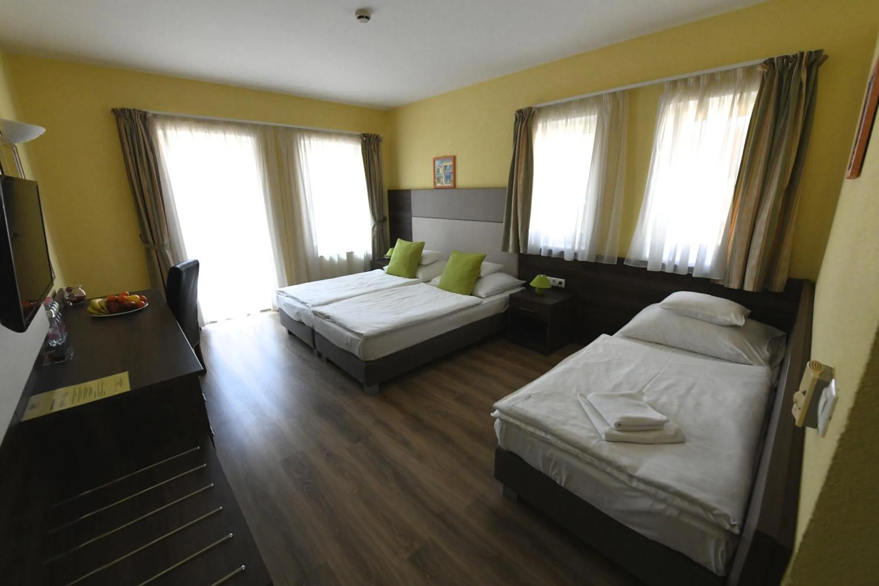 Bed in Jade Hotel-Ezüsthíd Hotel