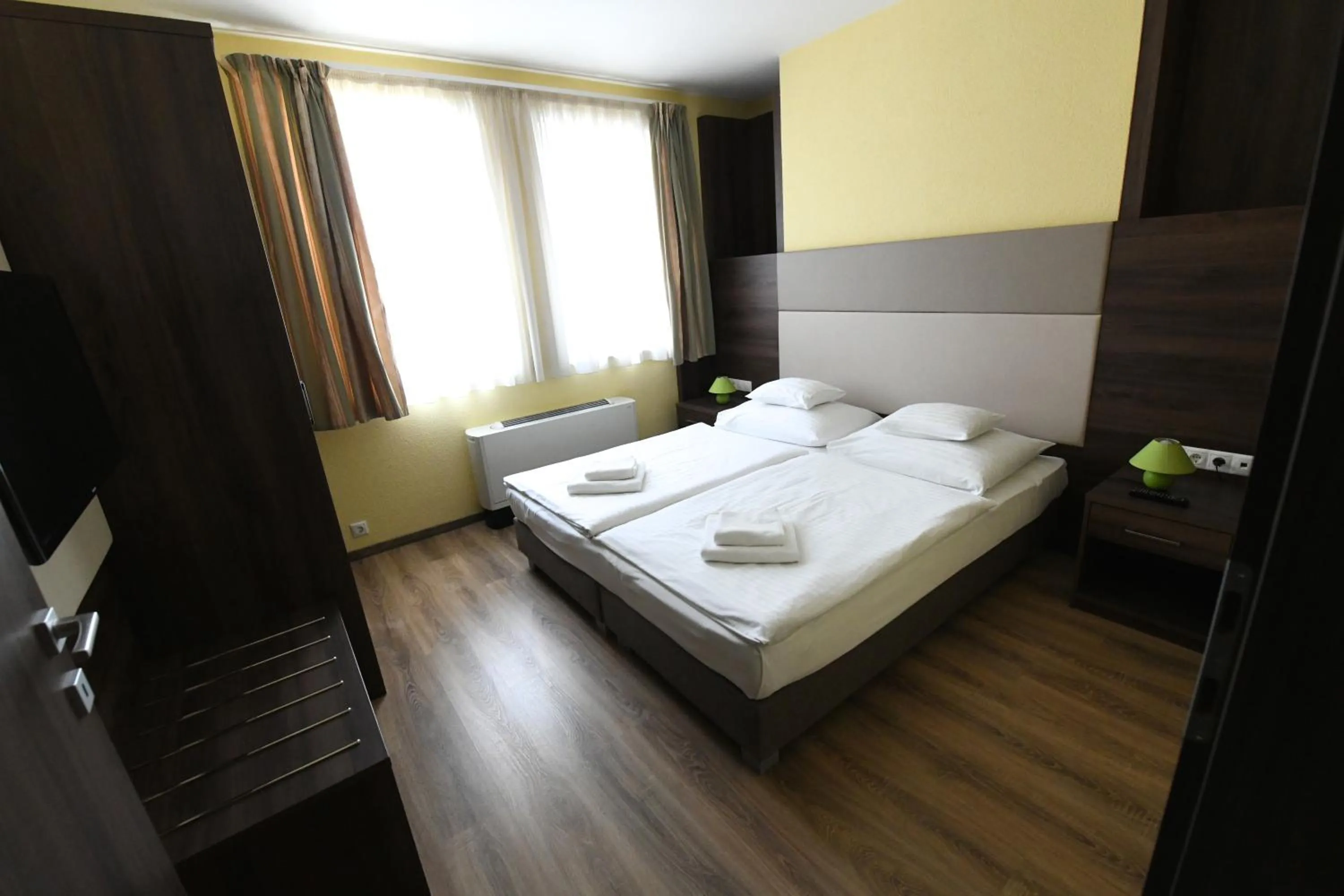 Bed in Jade Hotel-Ezüsthíd Hotel