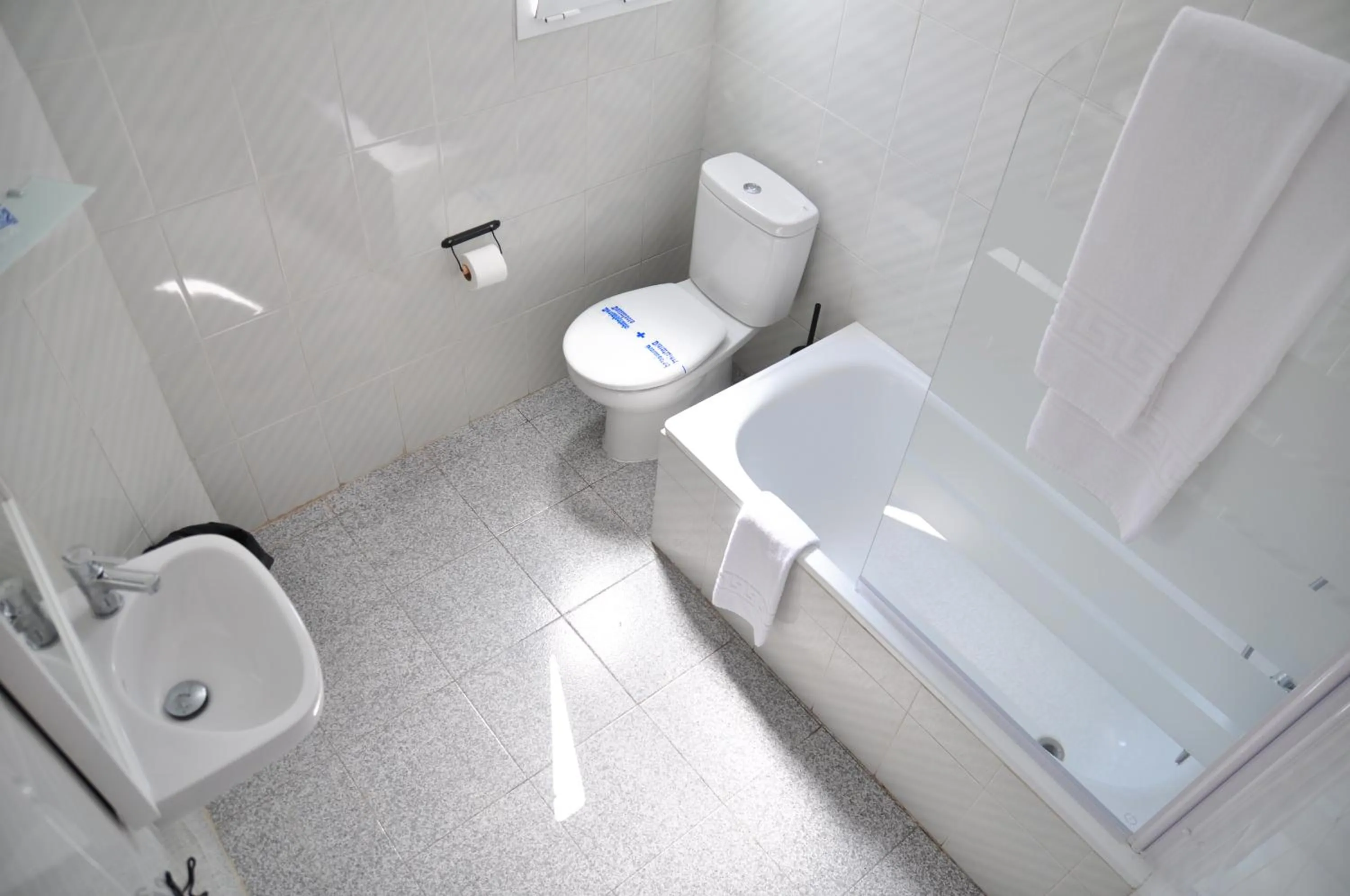 Toilet in Hostal Porto Mar