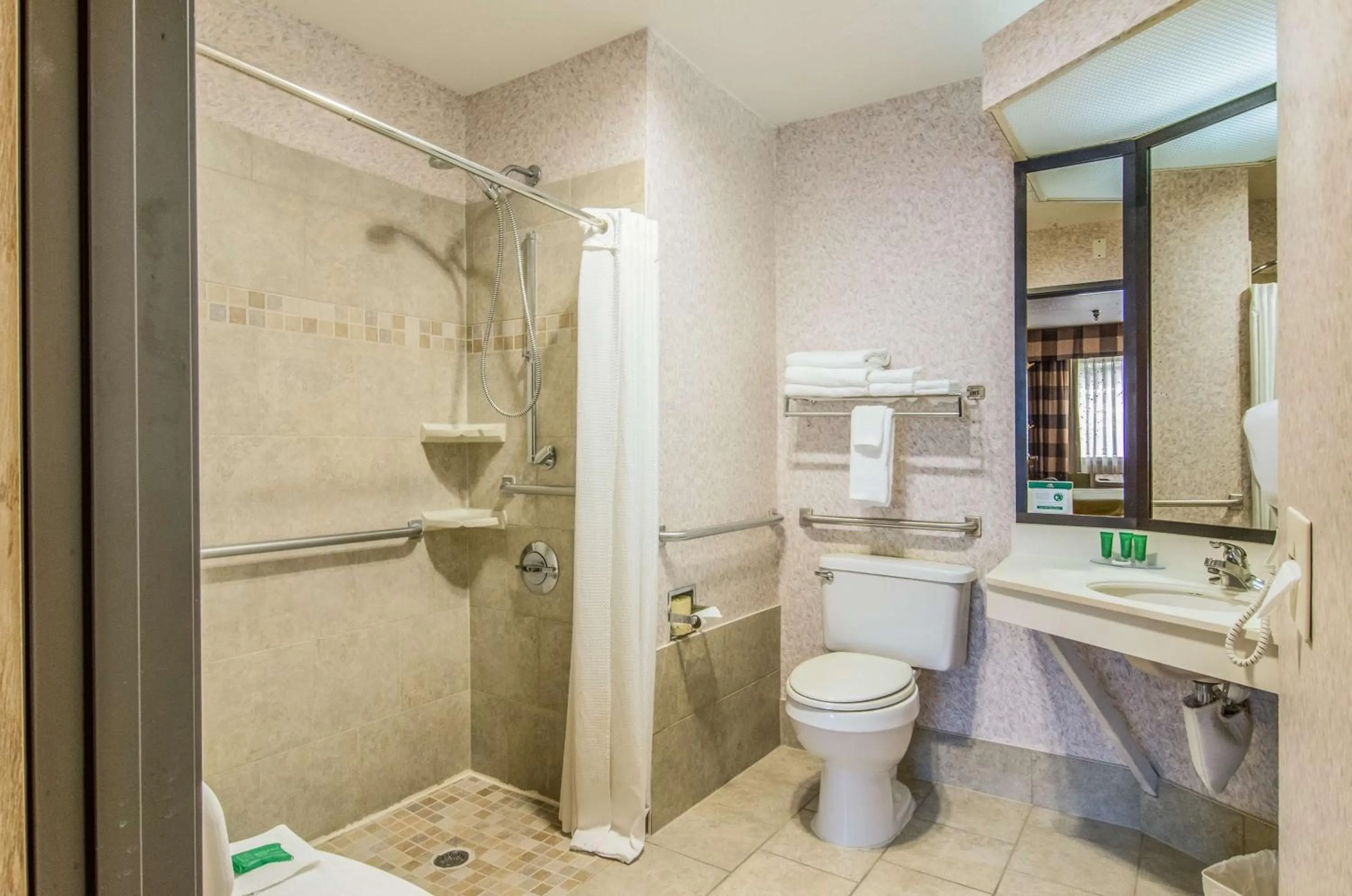 Shower in GuestHouse Inn & Suites Poulsbo