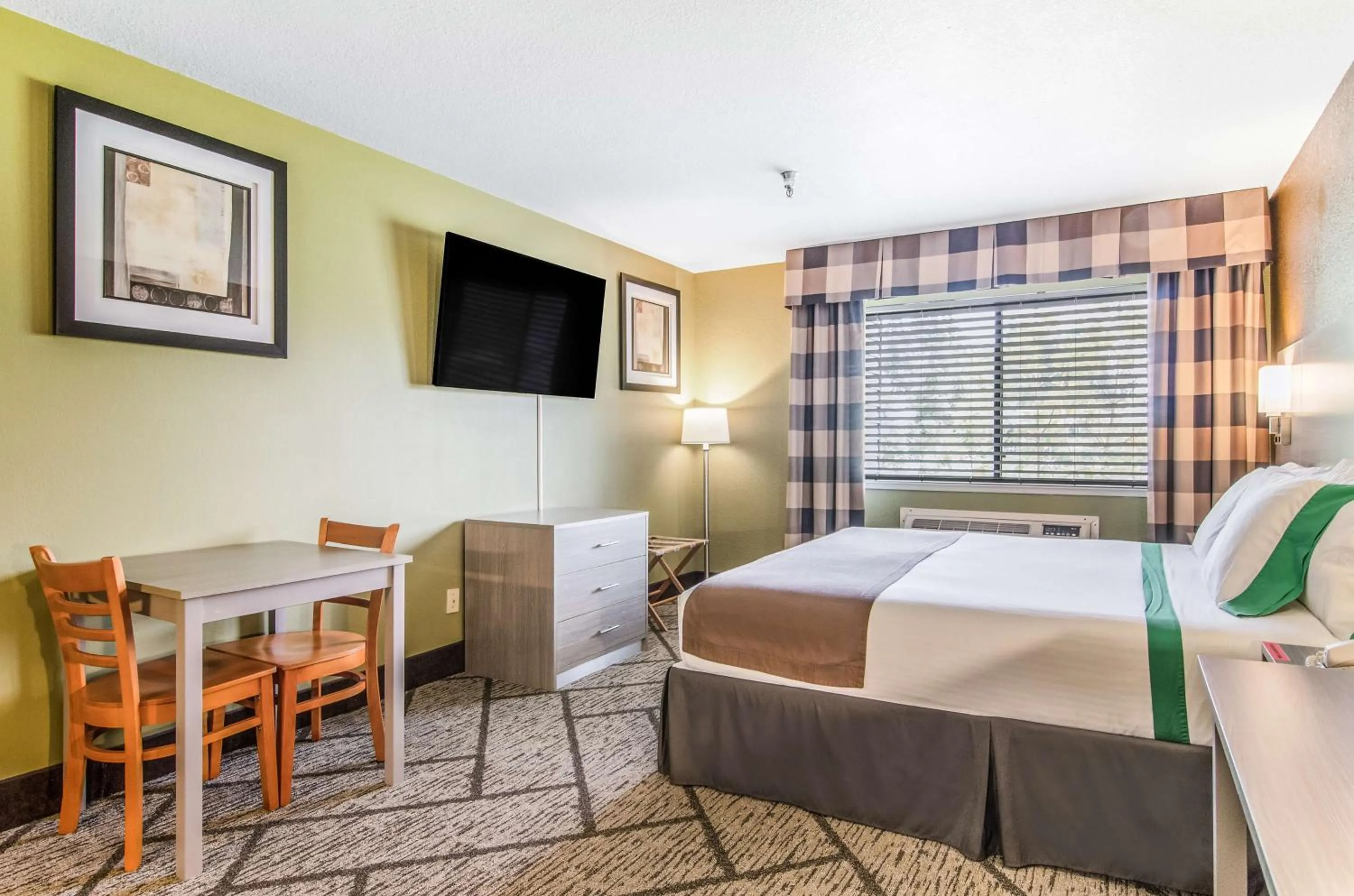 TV and multimedia, Bed in GuestHouse Inn & Suites Poulsbo
