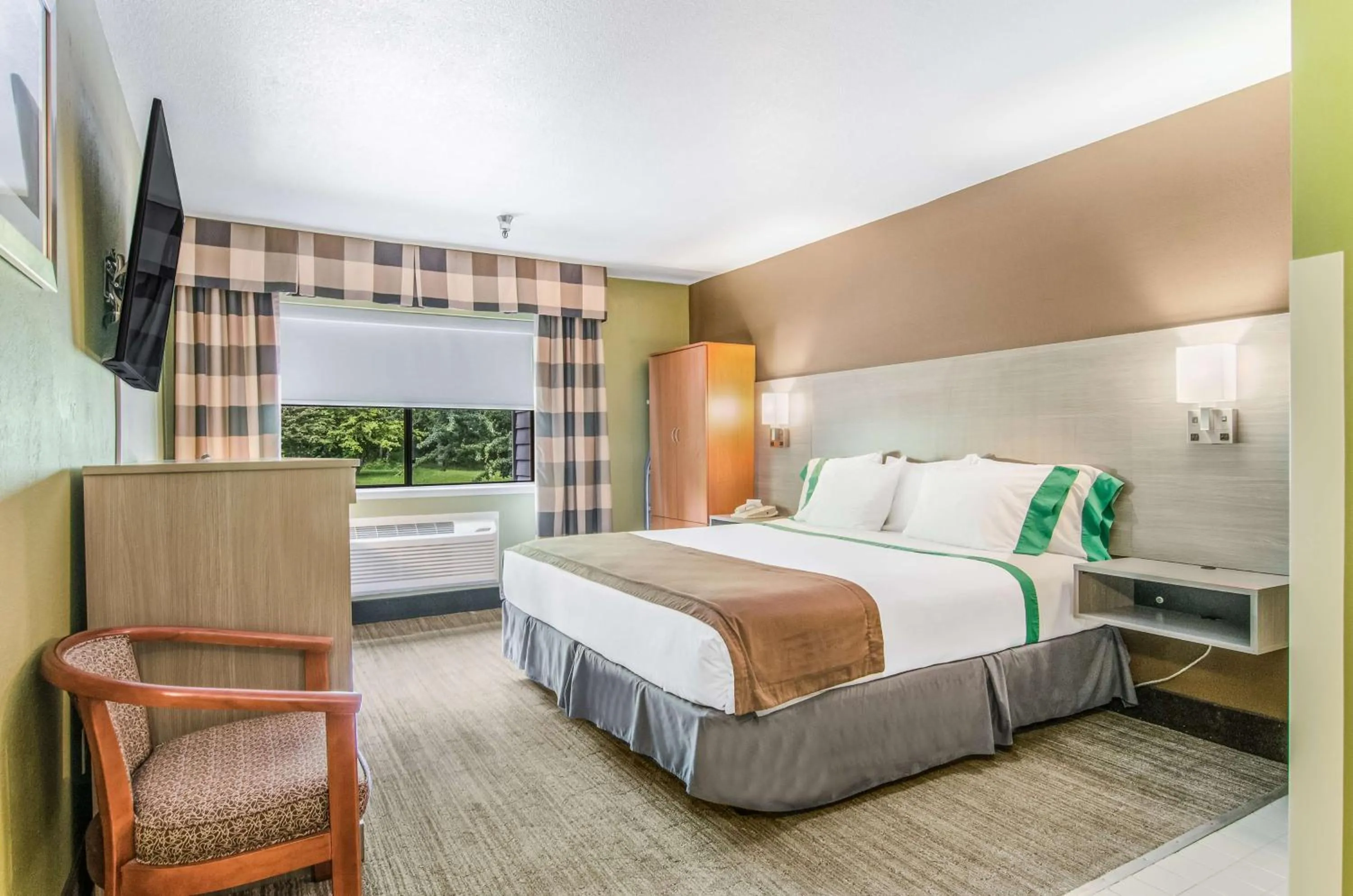 TV and multimedia, Bed in GuestHouse Inn & Suites Poulsbo