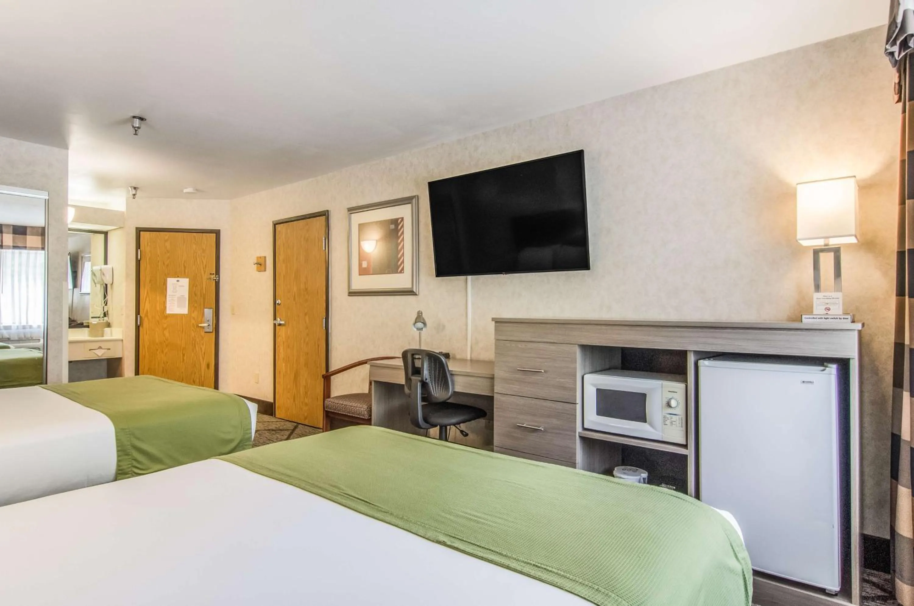 TV and multimedia, Bed in GuestHouse Inn & Suites Poulsbo