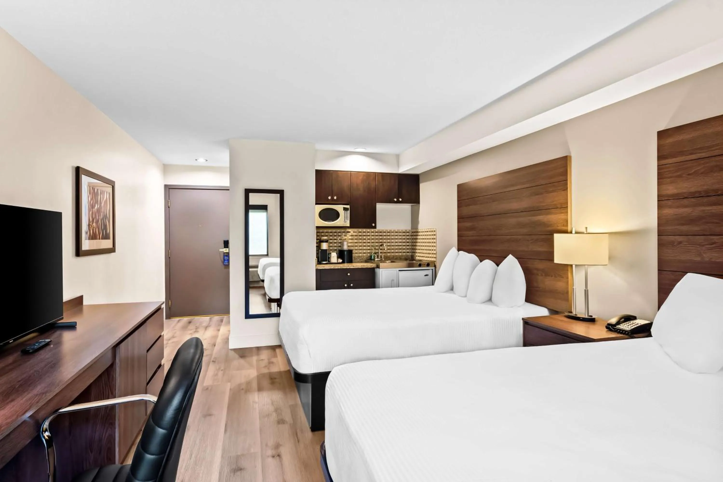 Bedroom, Bed in Best Western Maple Ridge