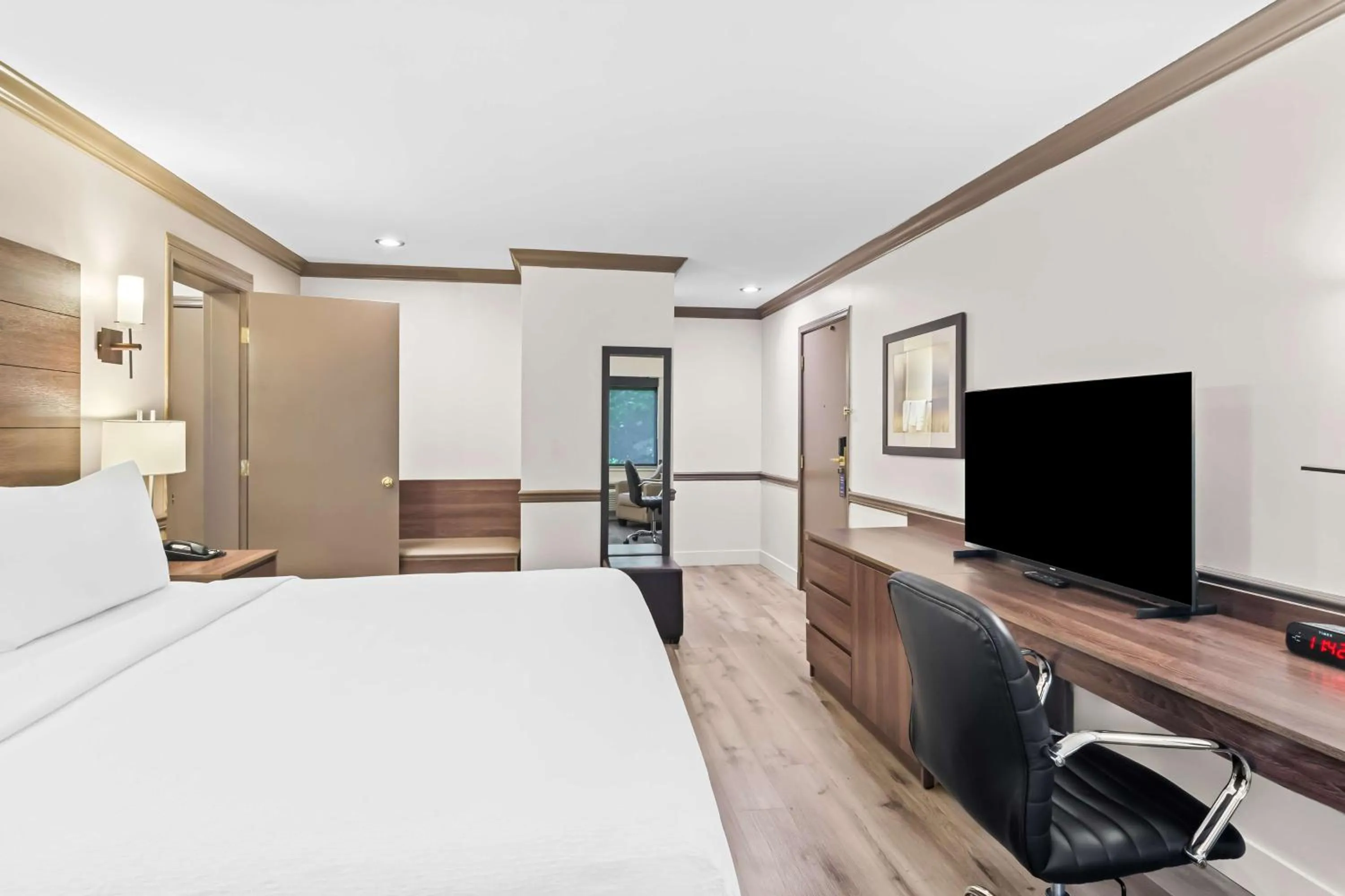 Bedroom, Bed in Best Western Maple Ridge