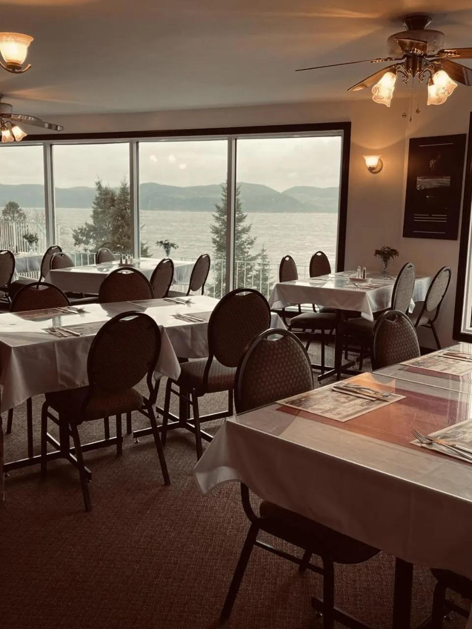 Restaurant/Places to Eat in Auberge de la Rivière Saguenay