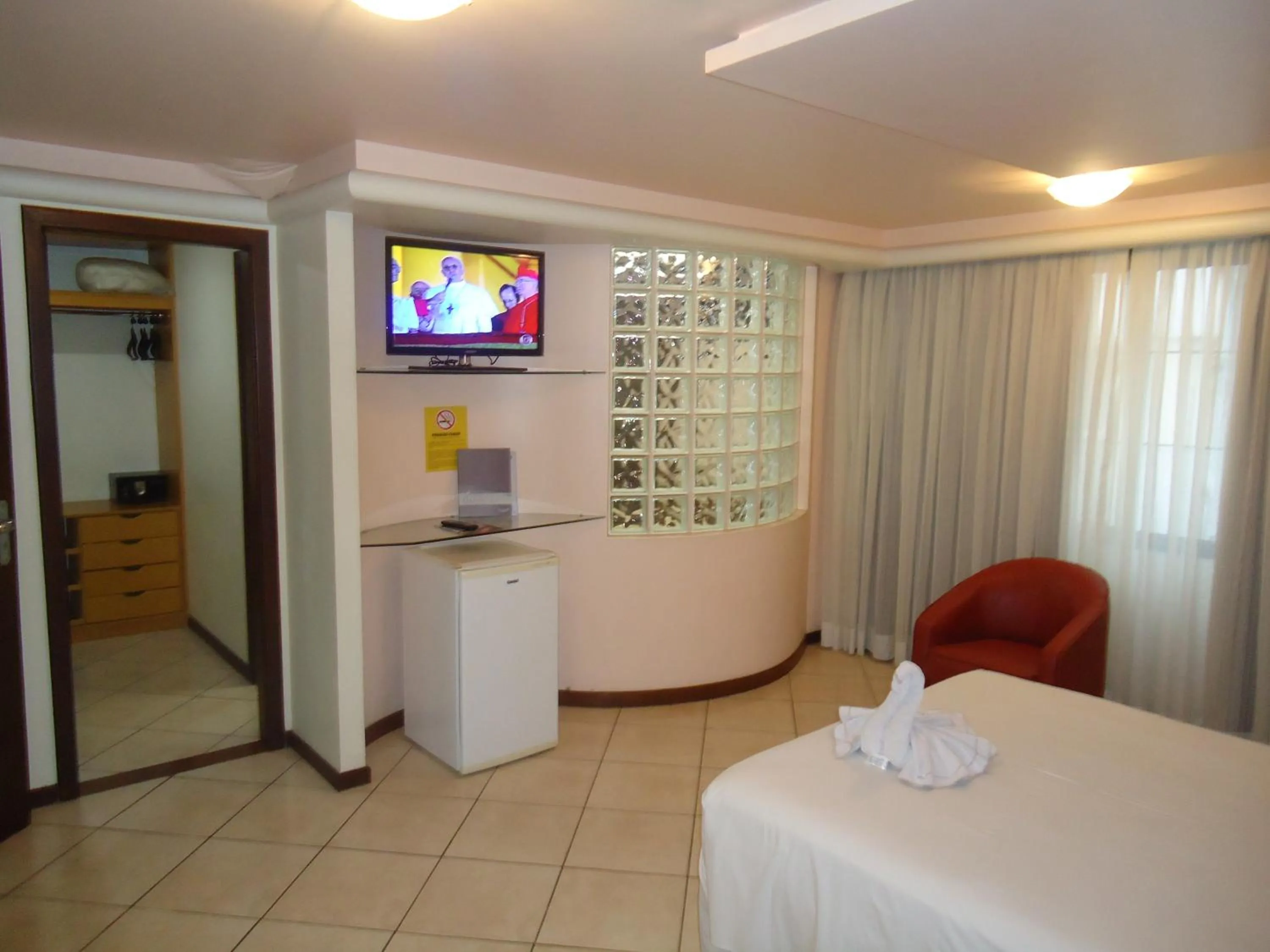 Communal lounge/ TV room, Bed in Hotel Minuano