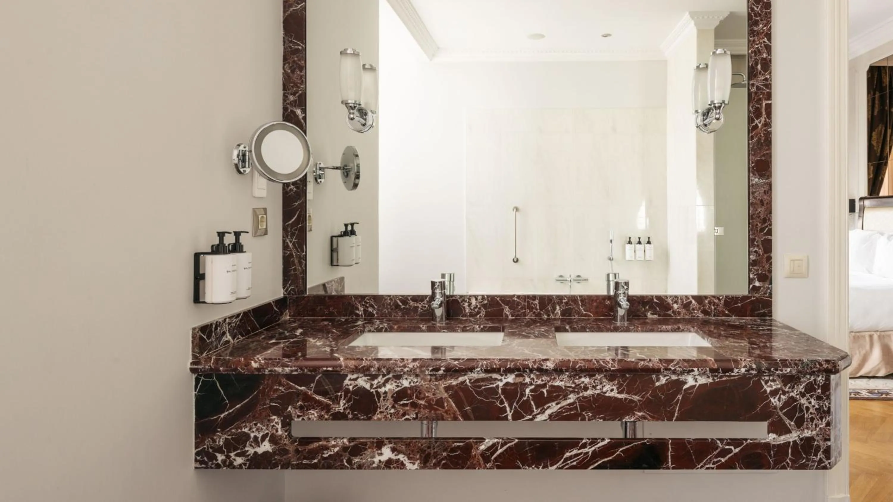 Photo of the whole room in InterContinental Porto - Palacio das Cardosas by IHG