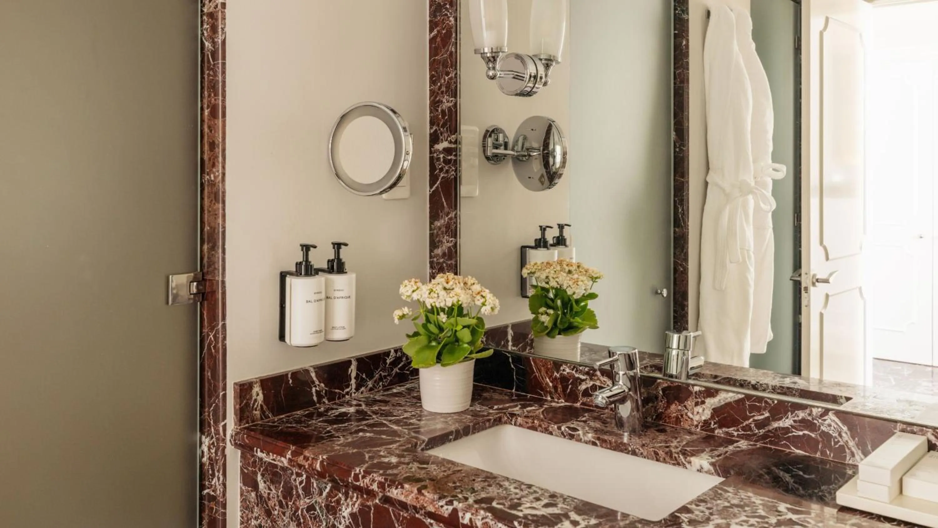 Photo of the whole room in InterContinental Porto - Palacio das Cardosas by IHG