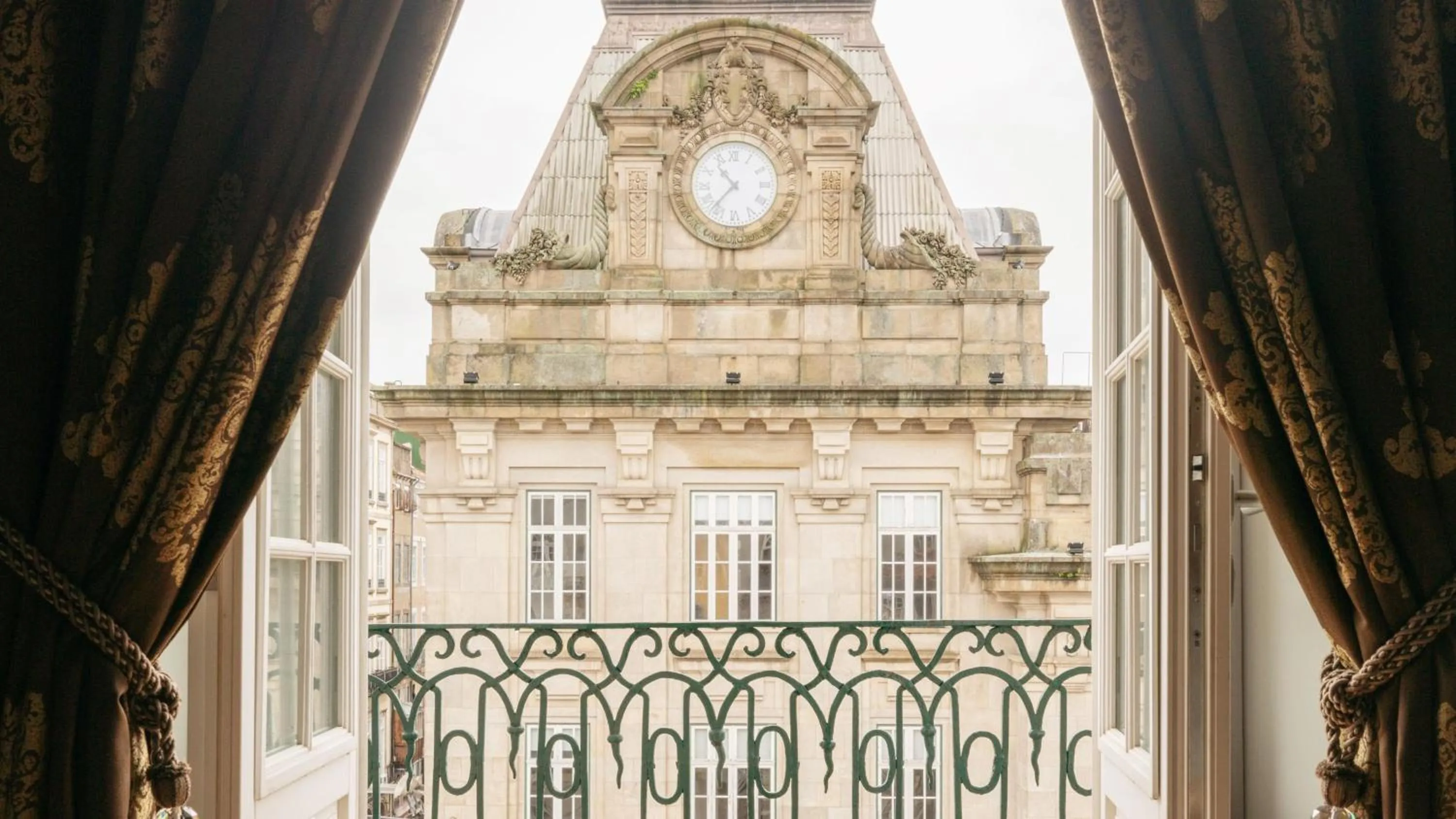 Photo of the whole room in InterContinental Porto - Palacio das Cardosas by IHG