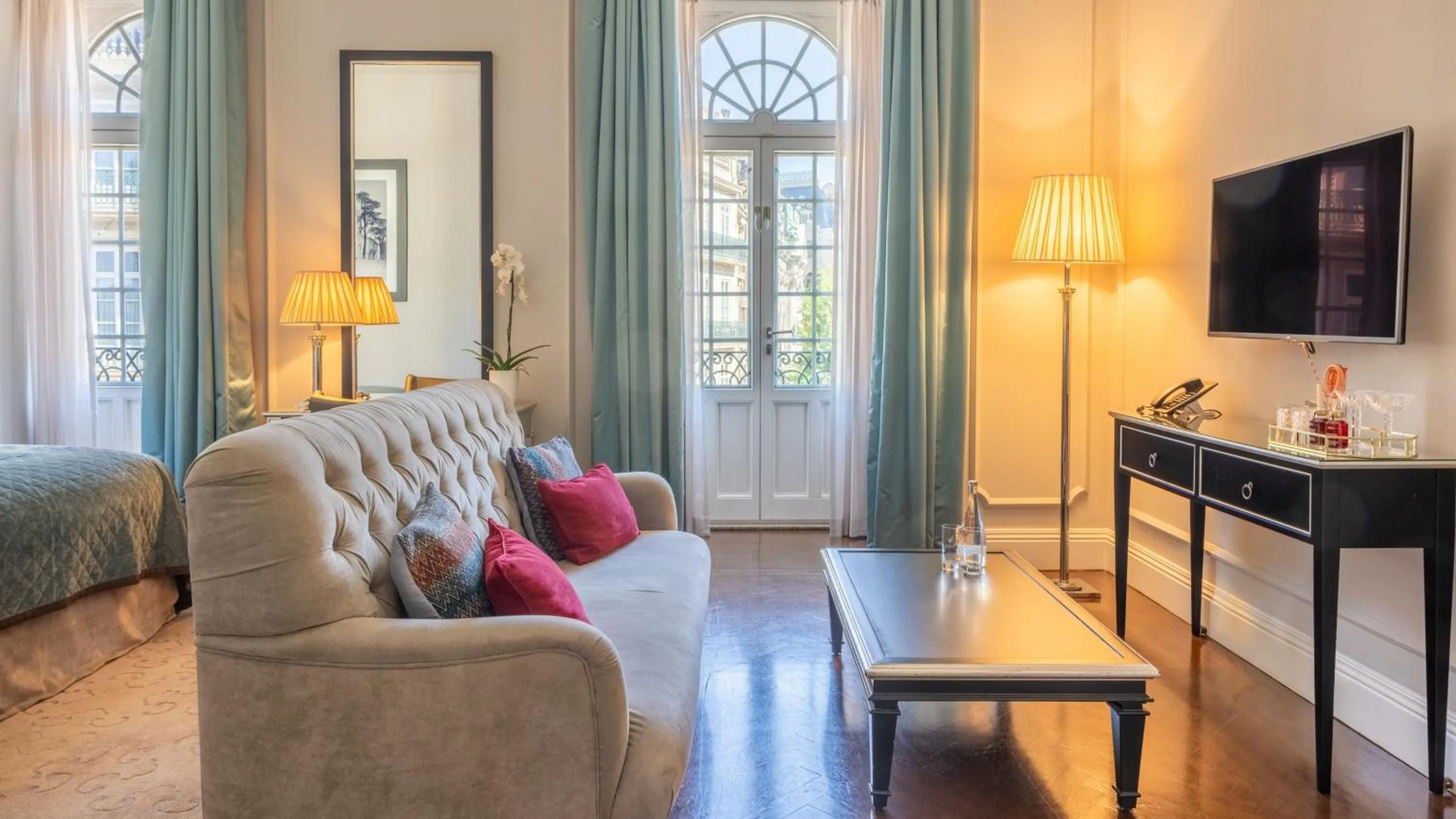 Photo of the whole room in InterContinental Porto - Palacio das Cardosas by IHG