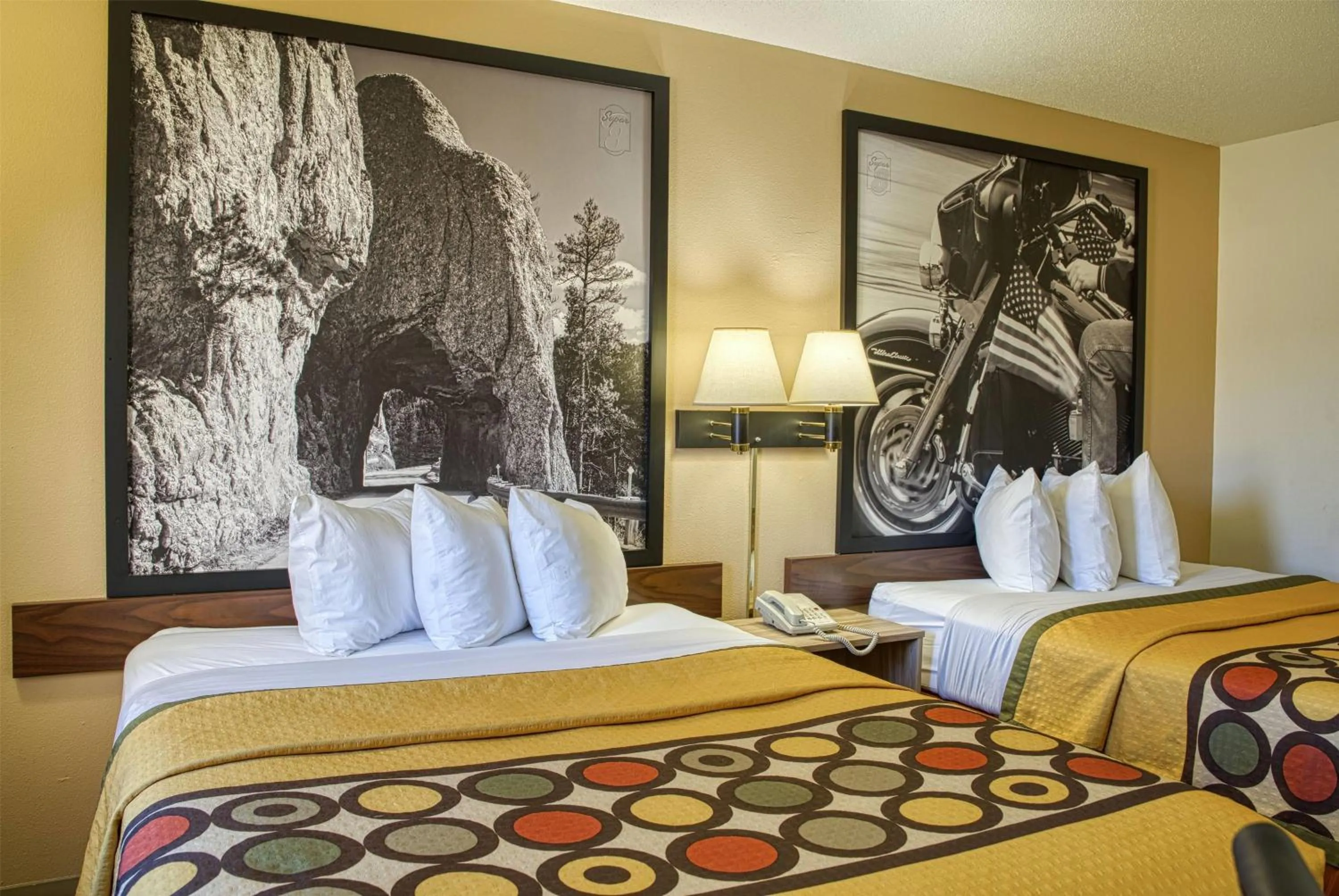 Photo of the whole room, Bed in Super 8 by Wyndham Hot Springs