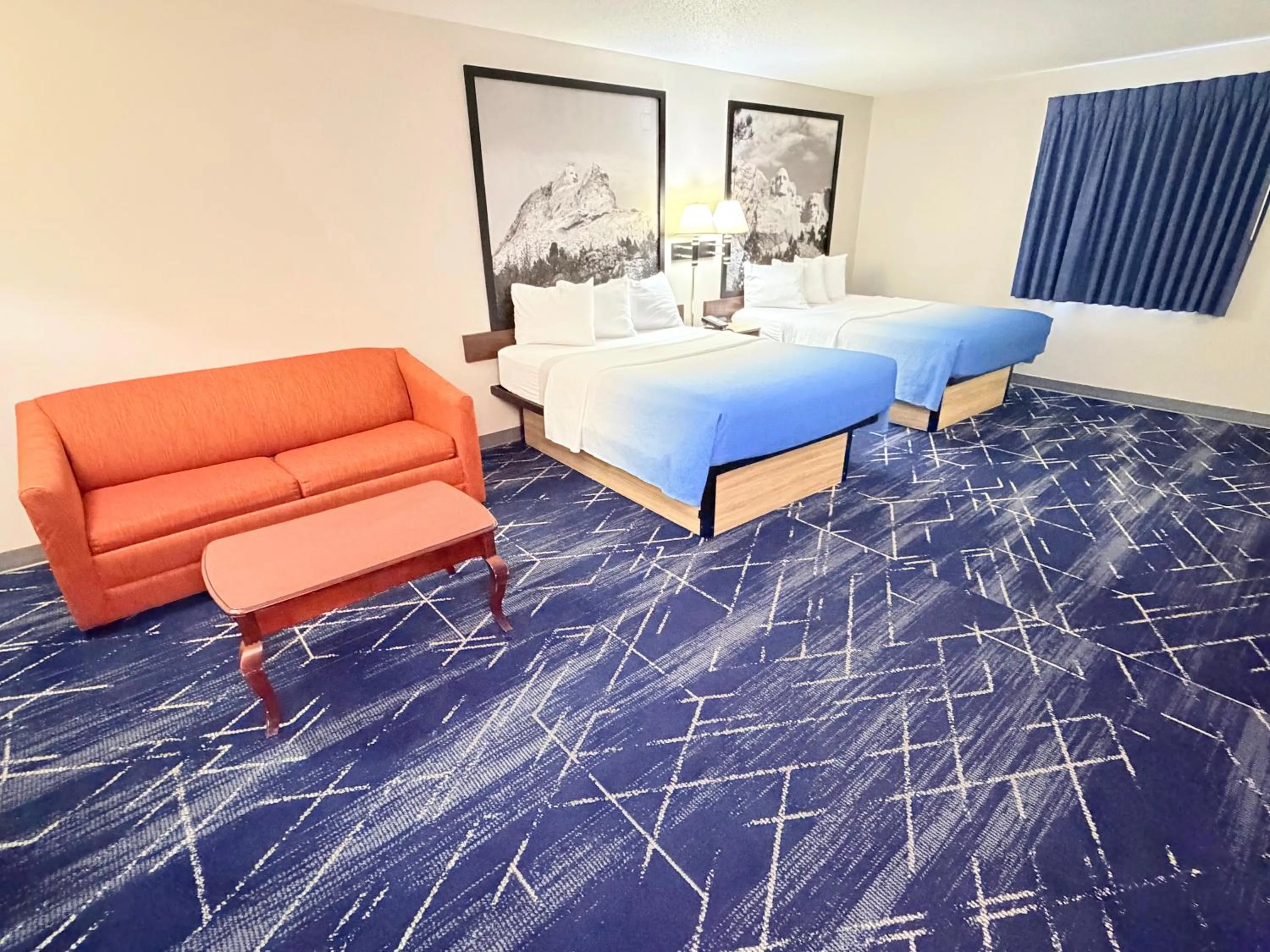 Photo of the whole room, Bed in Super 8 by Wyndham Hot Springs