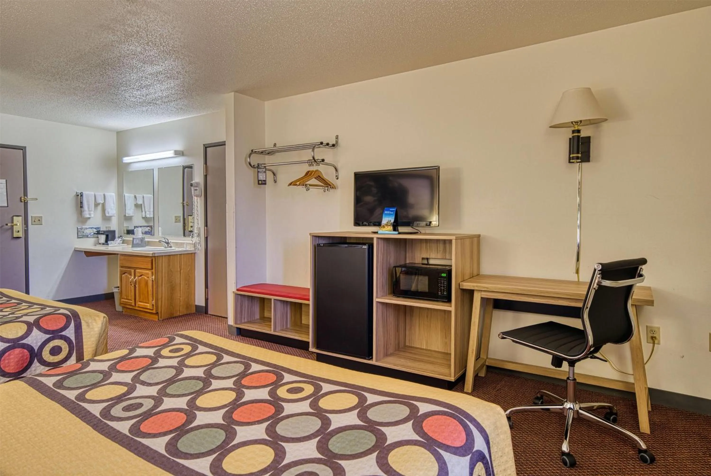 Photo of the whole room, Bed in Super 8 by Wyndham Hot Springs