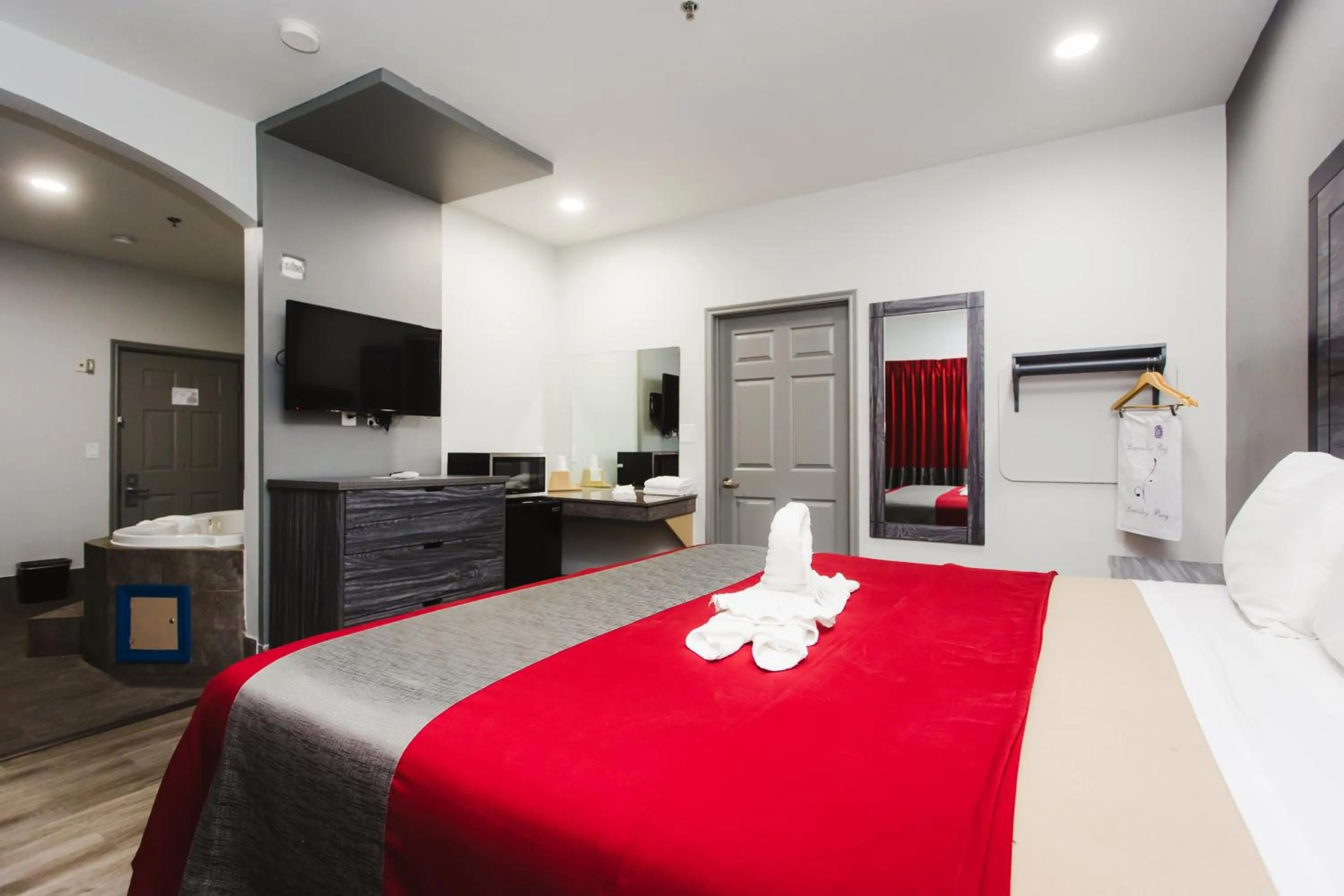 TV and multimedia, Bed in Palace Inn and Suites Baytown