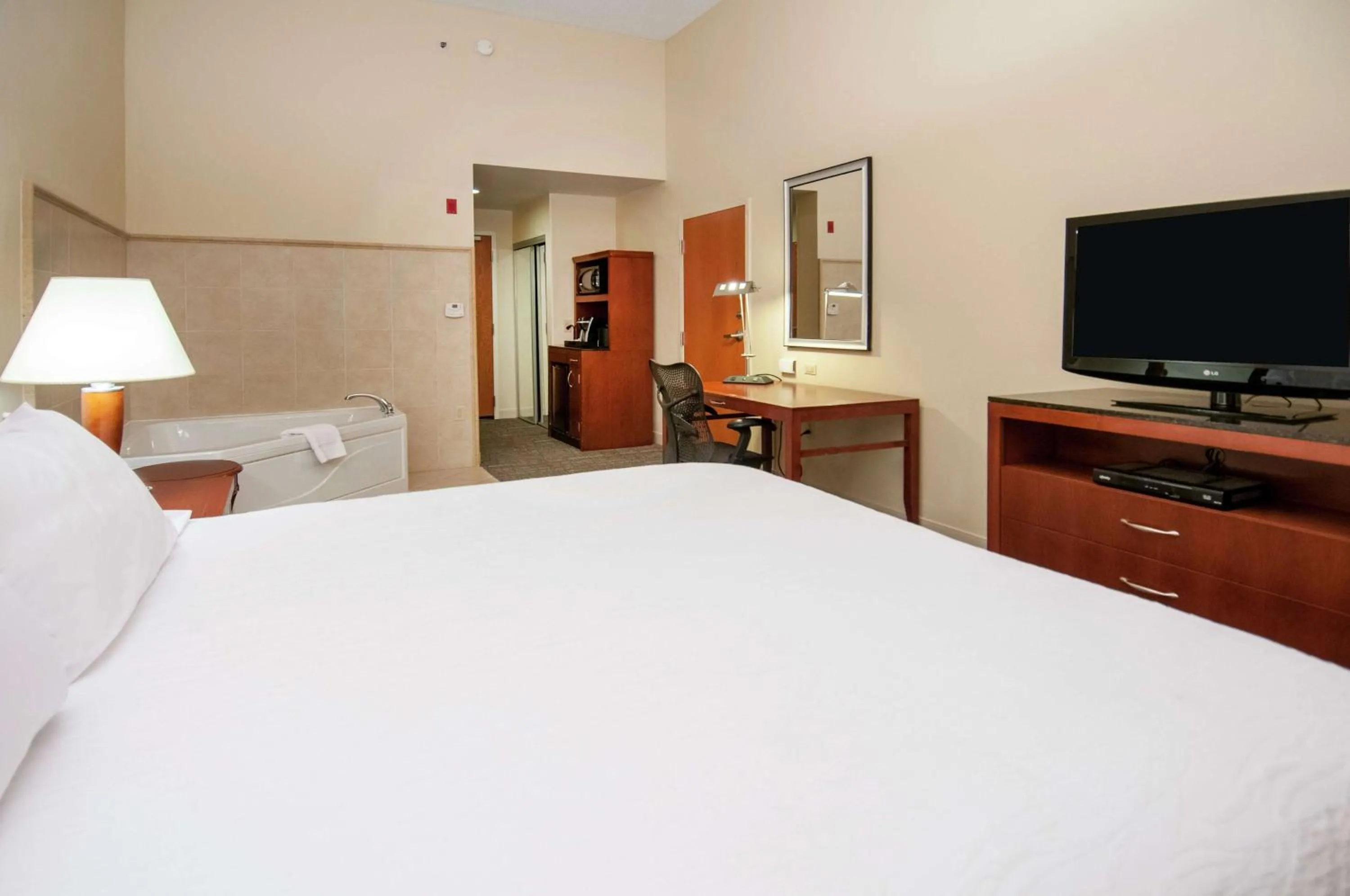 Bedroom, Bed in Hilton Garden Inn Jackson/Pearl