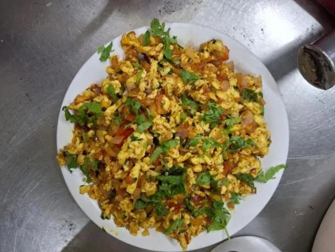 Food and drinks in Dhanunjayas Luxury Hotel