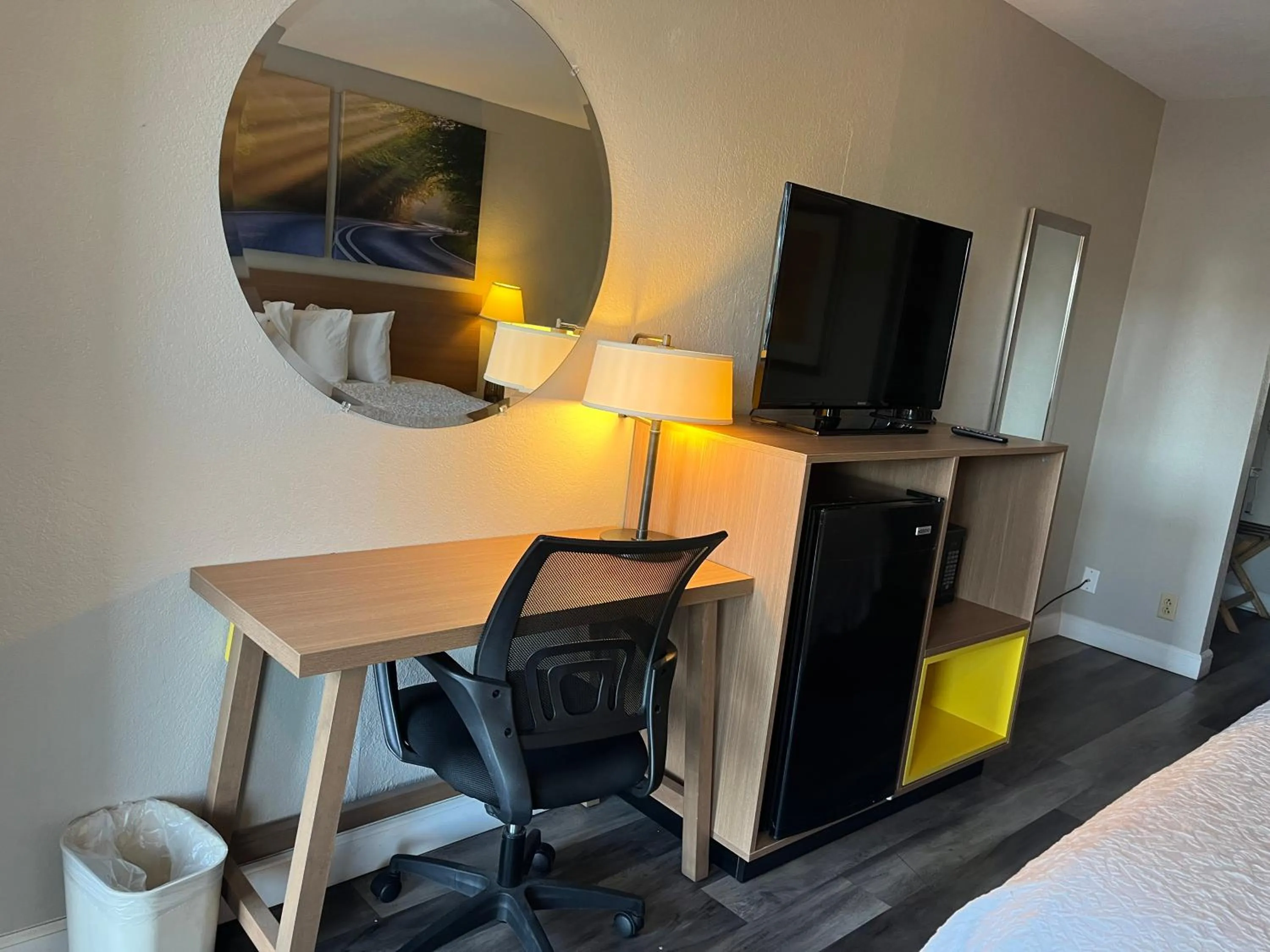 TV and multimedia in Days Inn & Suites by Wyndham Dayton North
