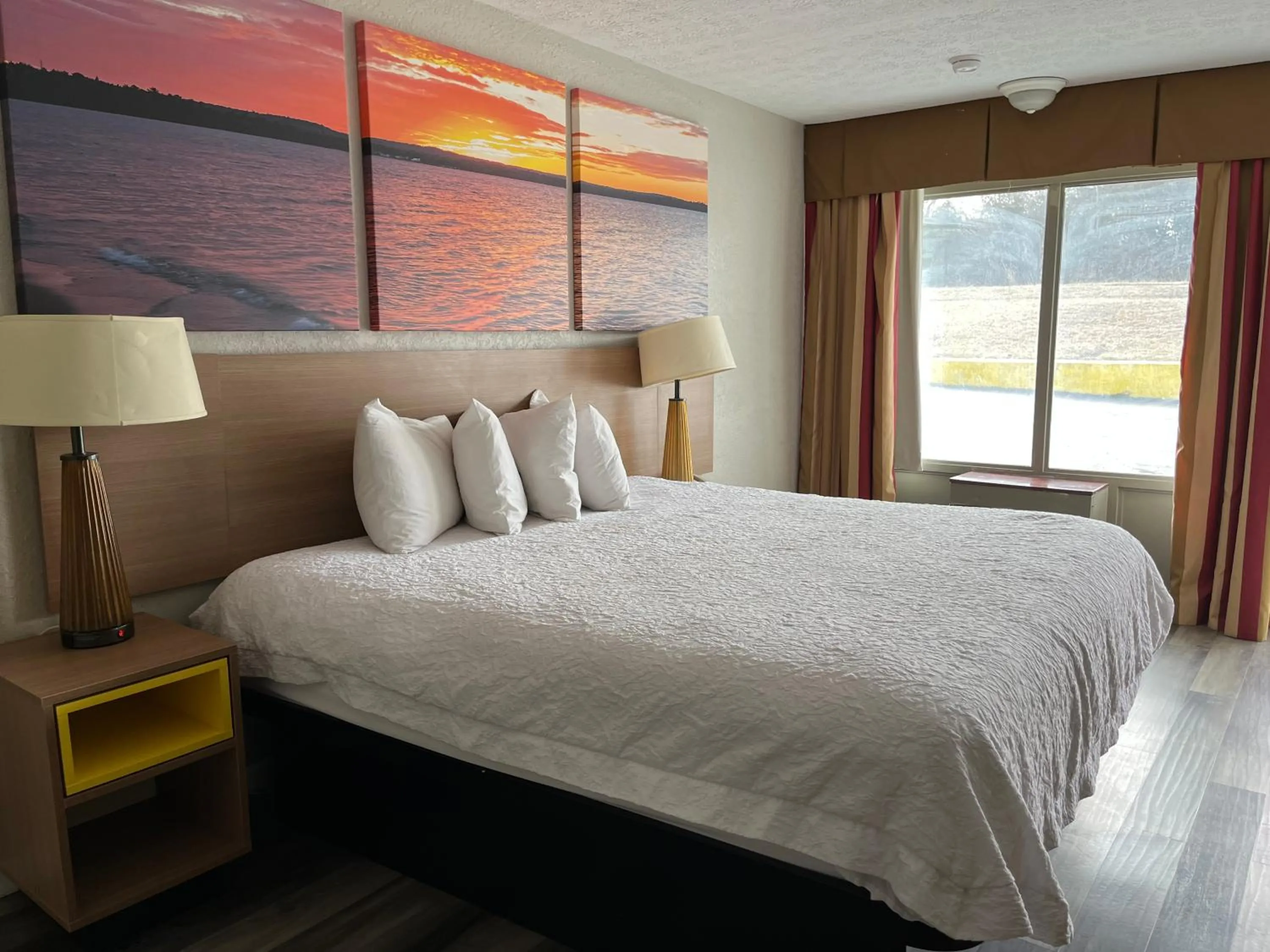 Bedroom, Bed in Days Inn & Suites by Wyndham Dayton North