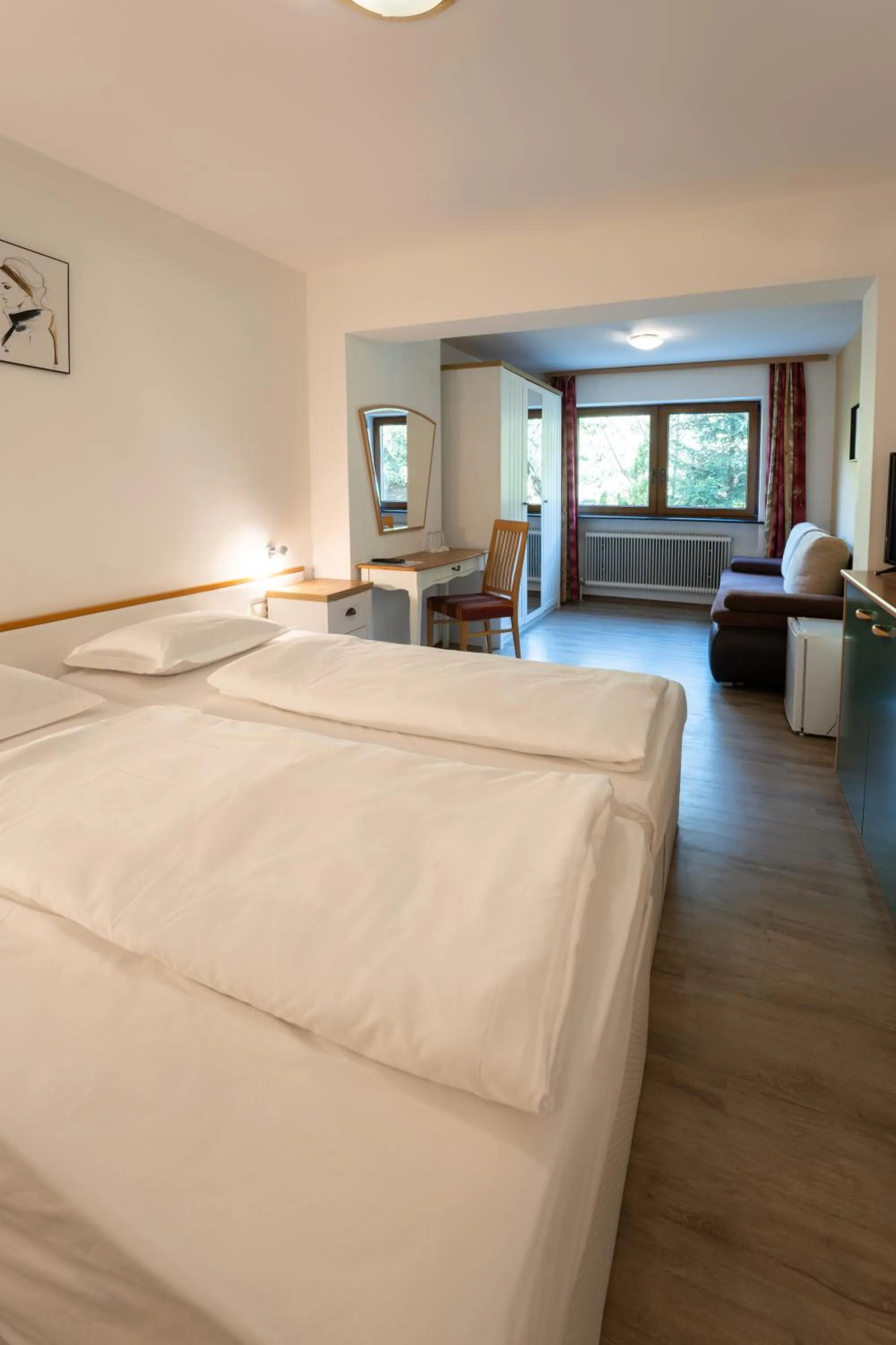 Living room, Bed in Alpenhotel Edelweiss