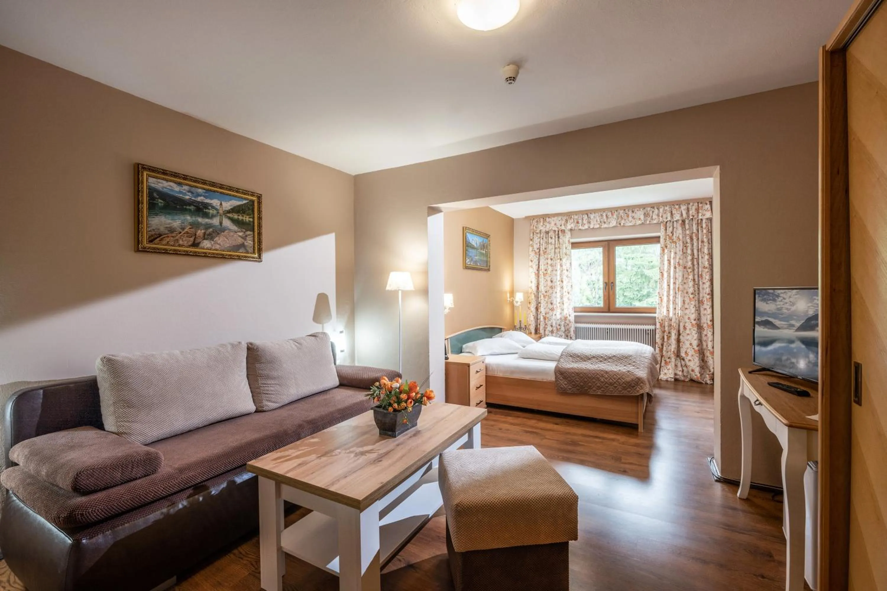 Living room, Bed in Alpenhotel Edelweiss