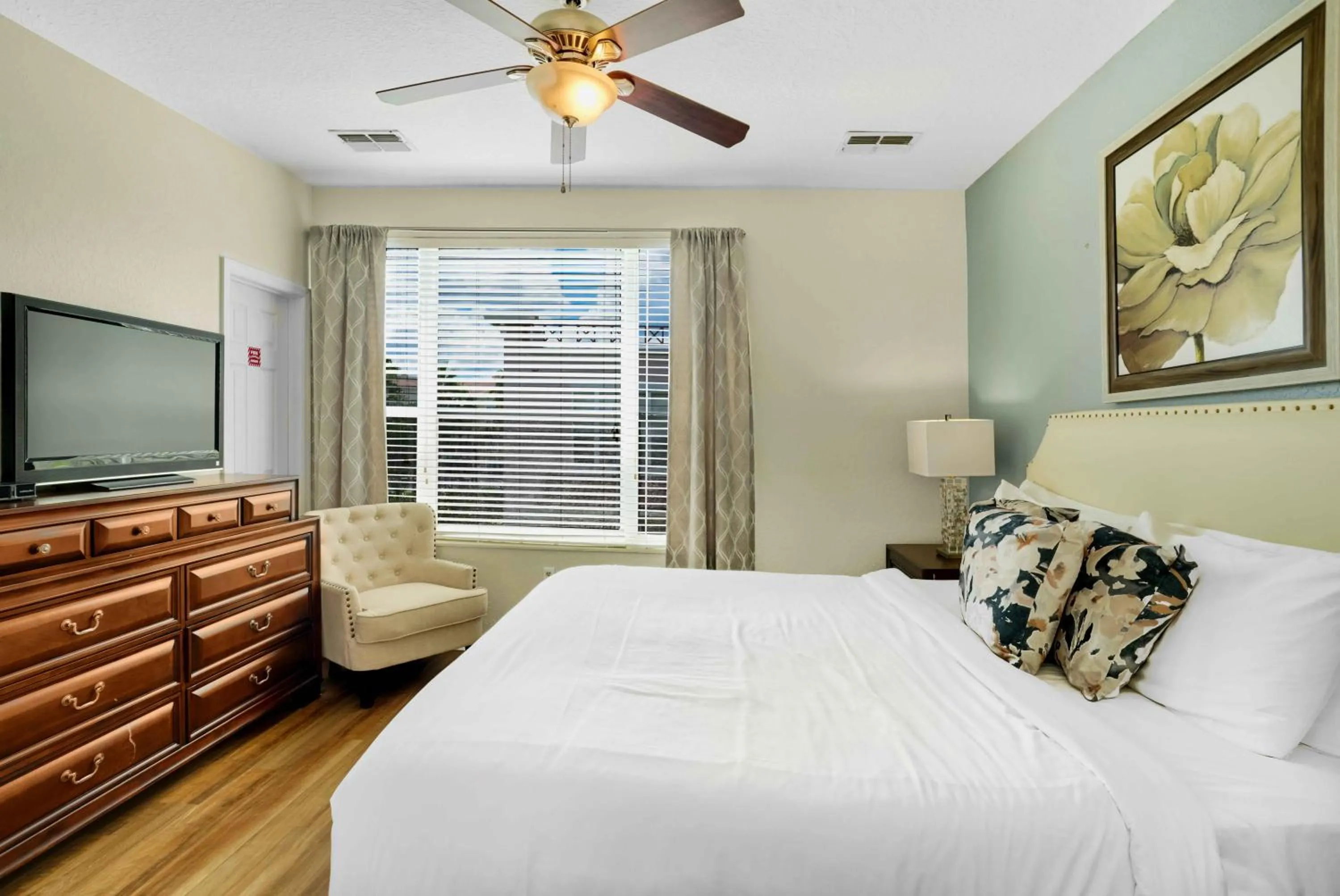 Bed in Spacious Townhome wPatio Garage Sleeps10