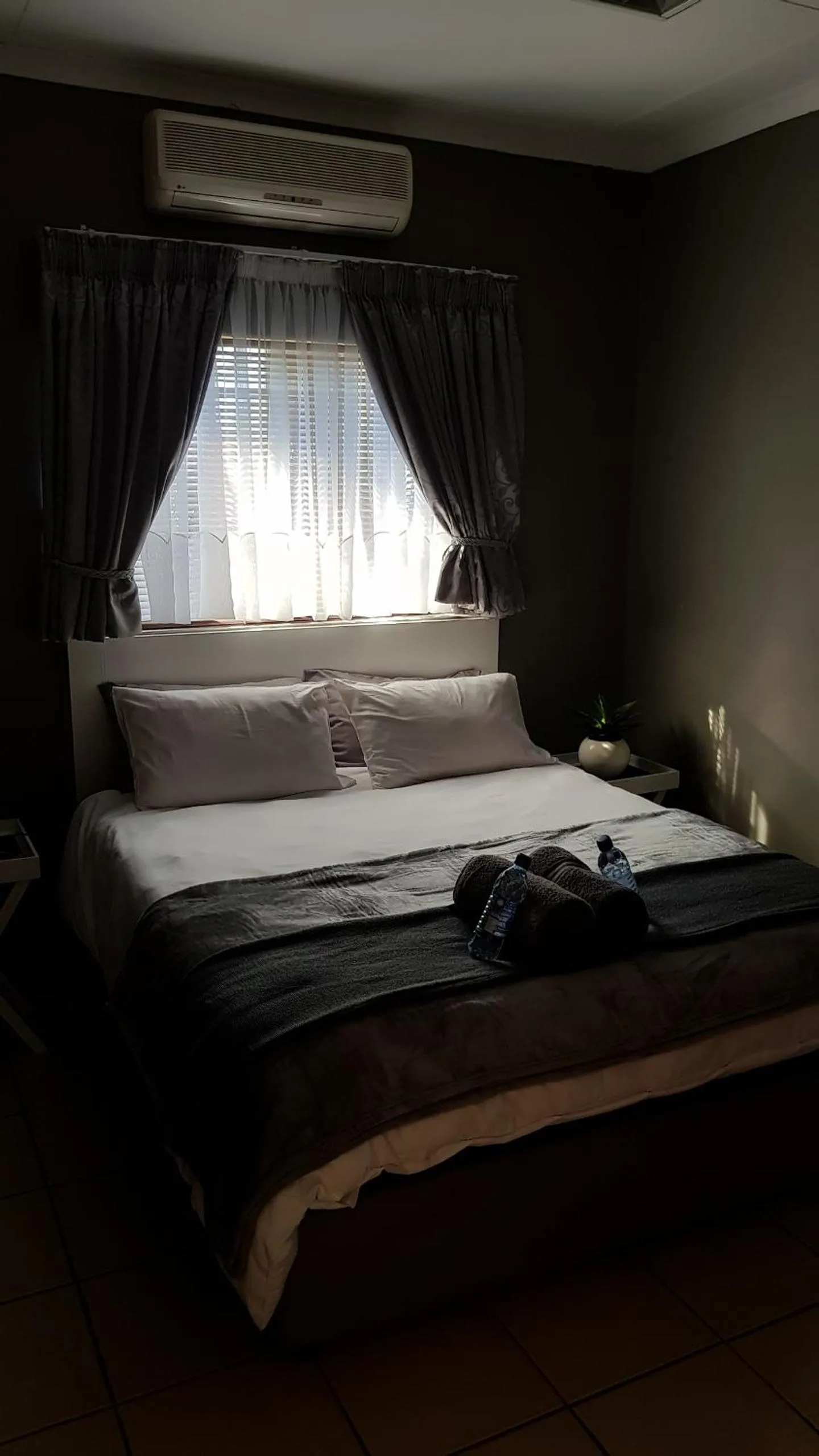 Bed in Gluckman Drive Guesthouse