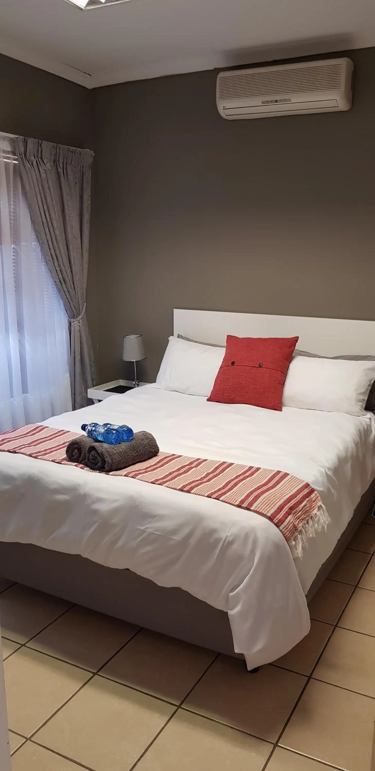 Bed in Gluckman Drive Guesthouse