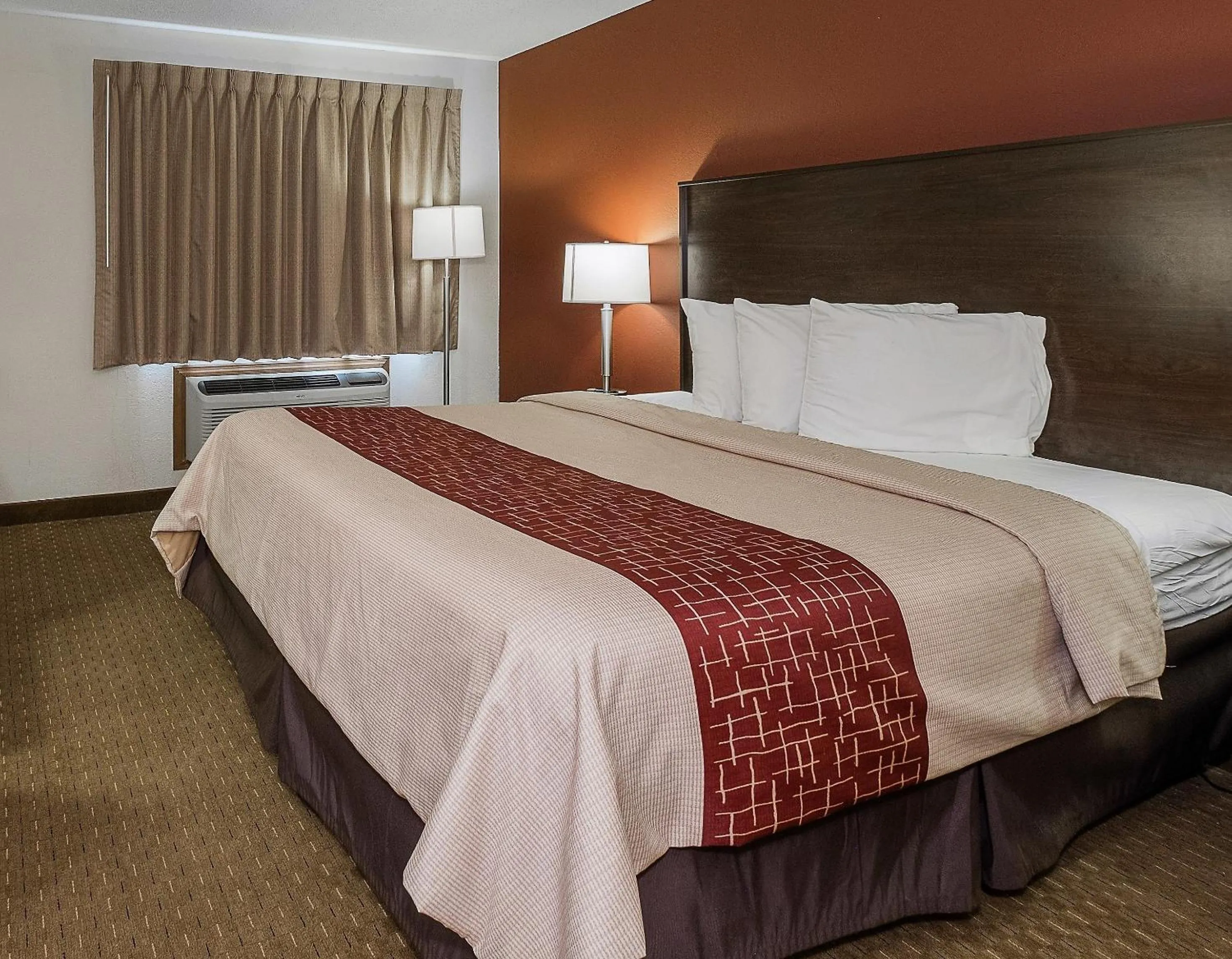 Photo of the whole room, Bed in Red Roof Inn Dayton Huber Heights