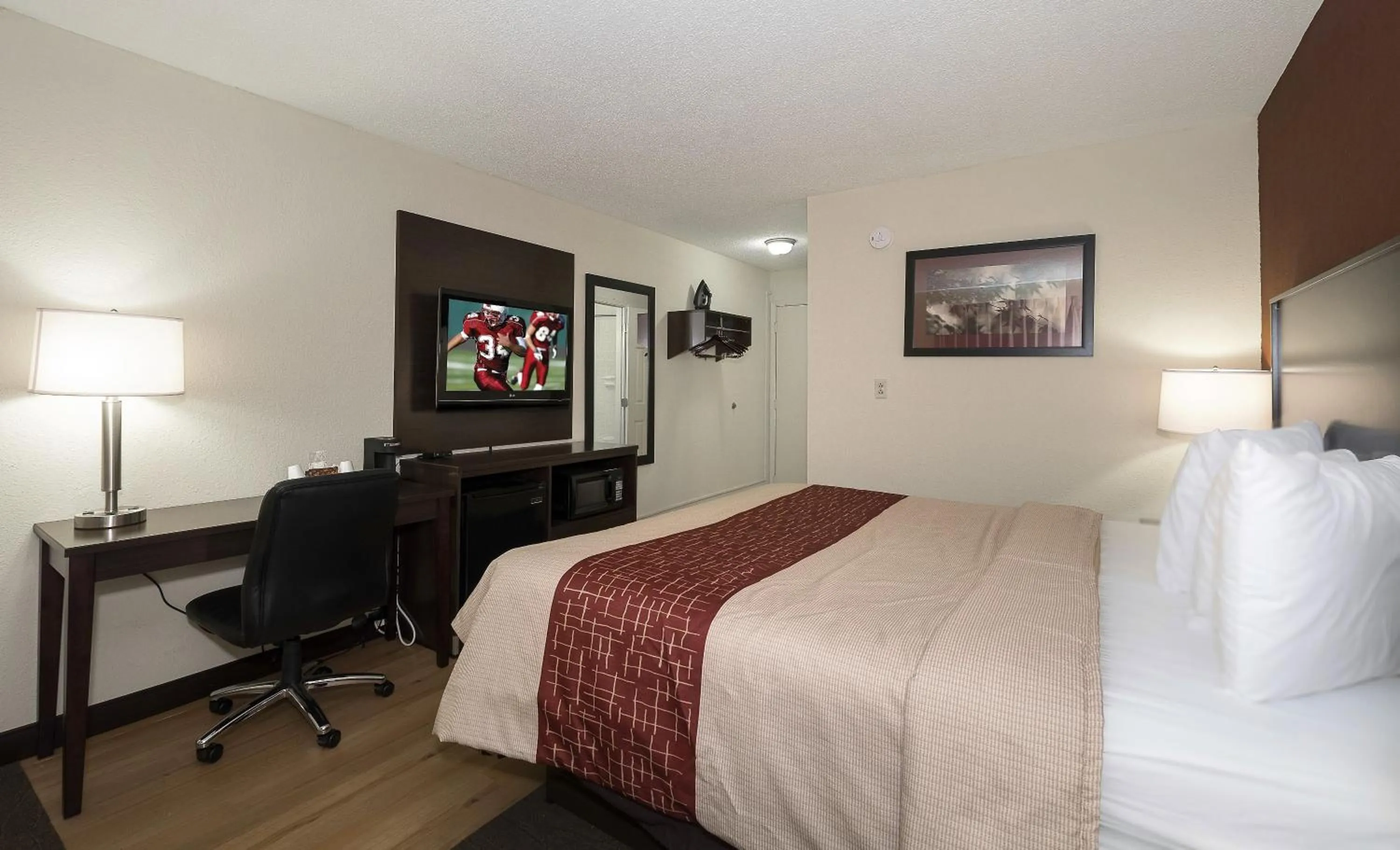 Photo of the whole room, Bed in Red Roof Inn Dayton Huber Heights