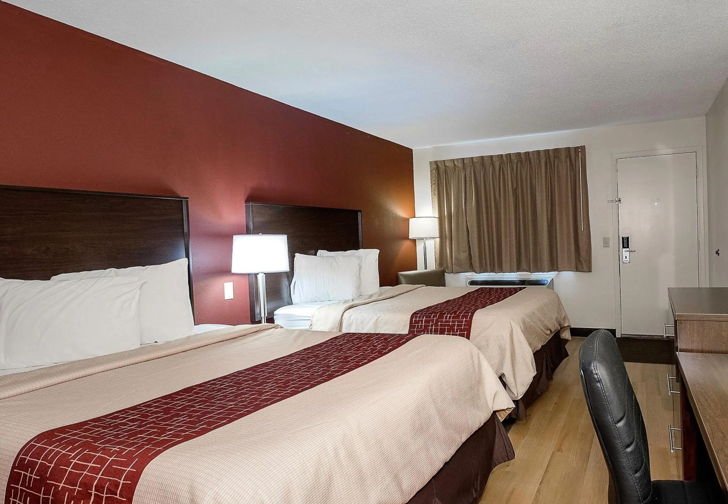Photo of the whole room, Bed in Red Roof Inn Dayton Huber Heights