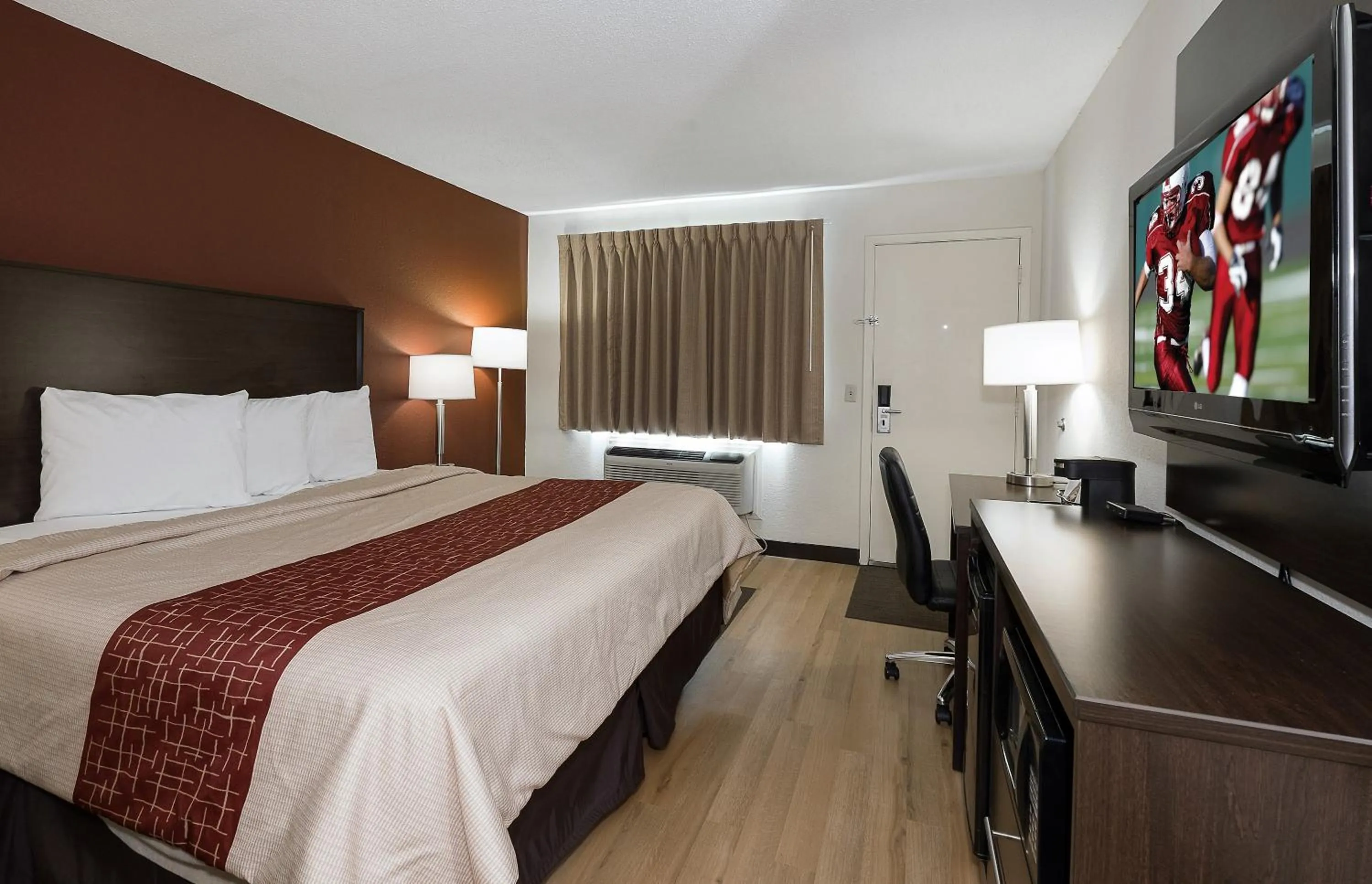 Photo of the whole room, Bed in Red Roof Inn Dayton Huber Heights