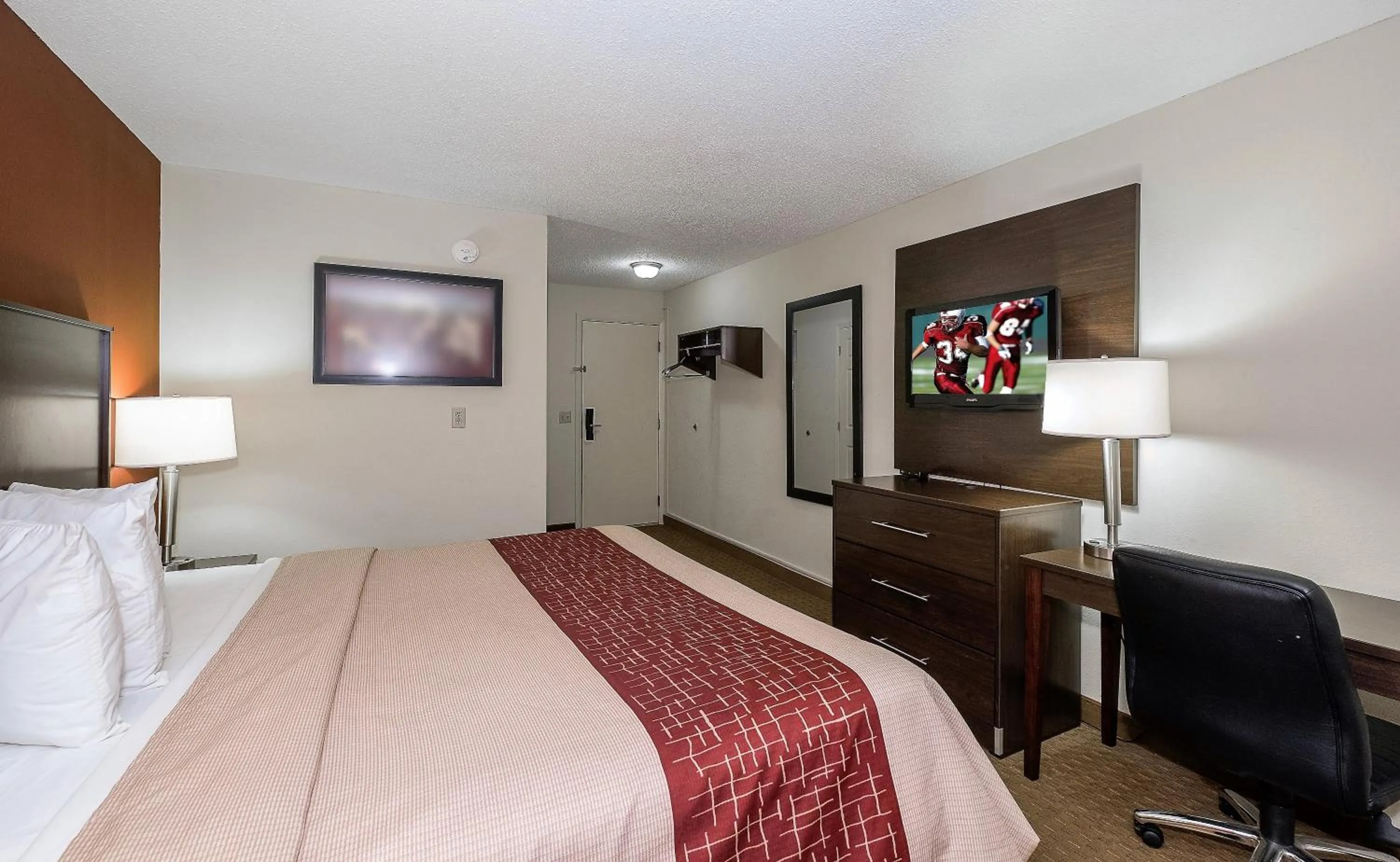 Photo of the whole room, Bed in Red Roof Inn Dayton Huber Heights