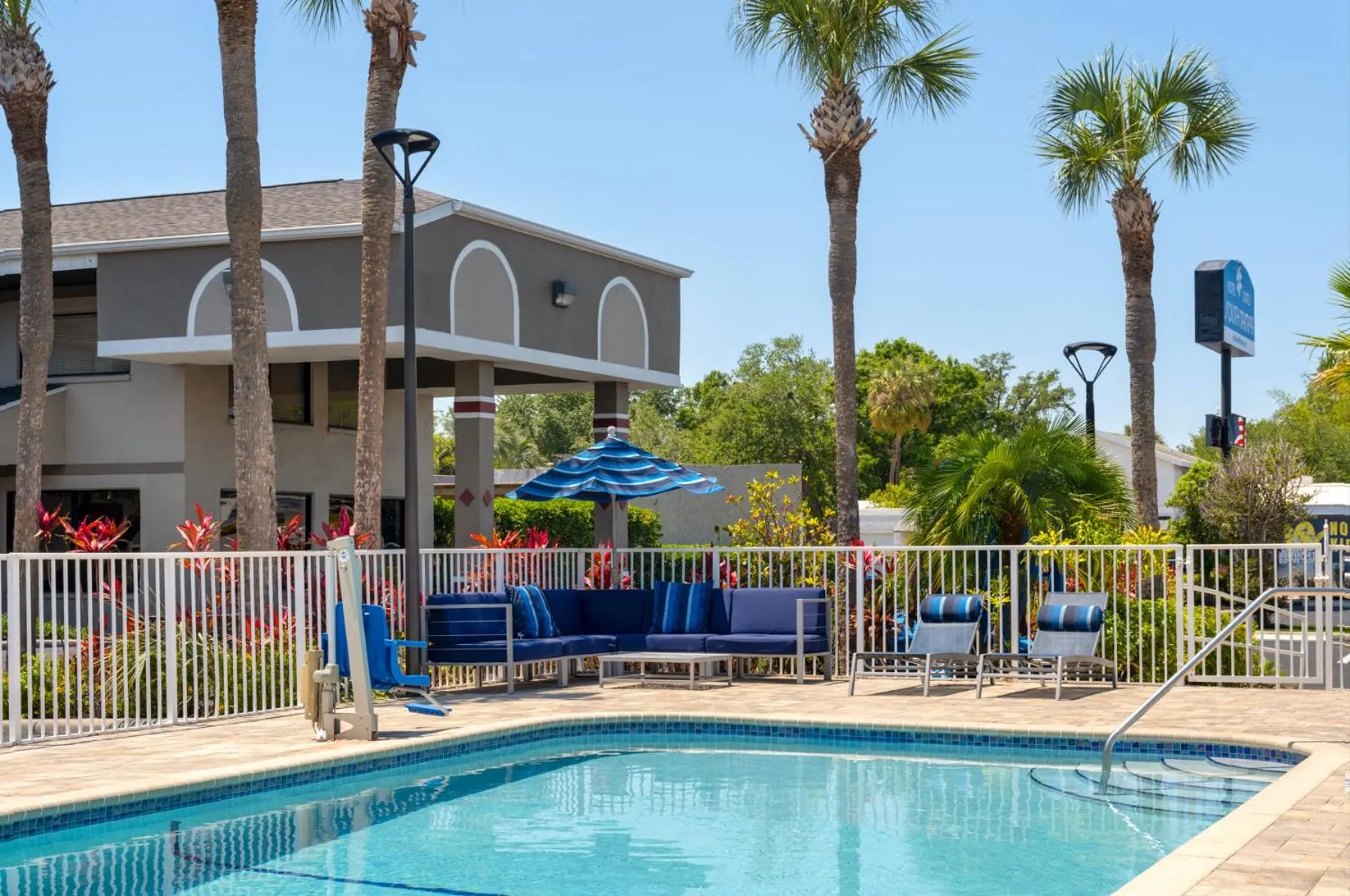 Swimming pool in Hotel South Tampa & Suites