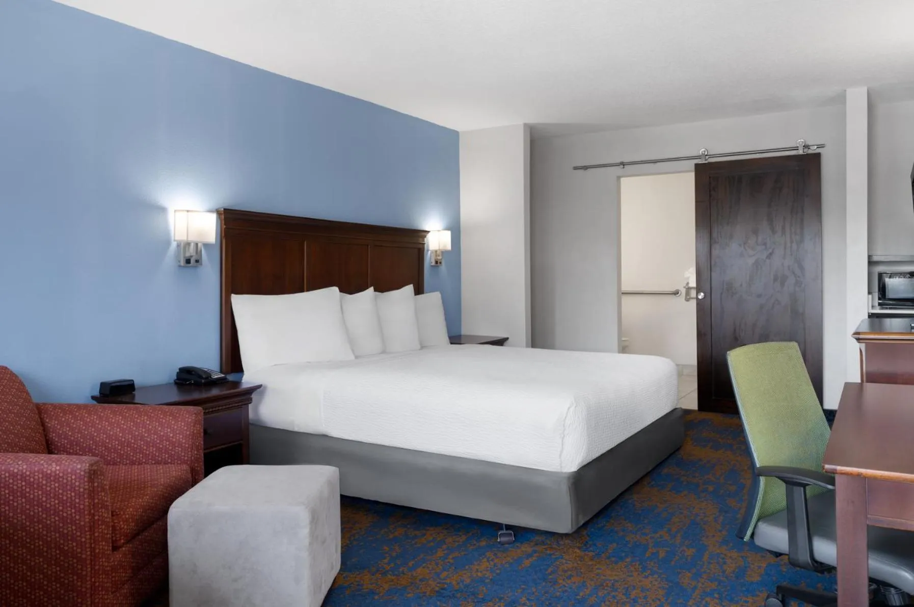 Bedroom, Bed in Hotel South Tampa & Suites