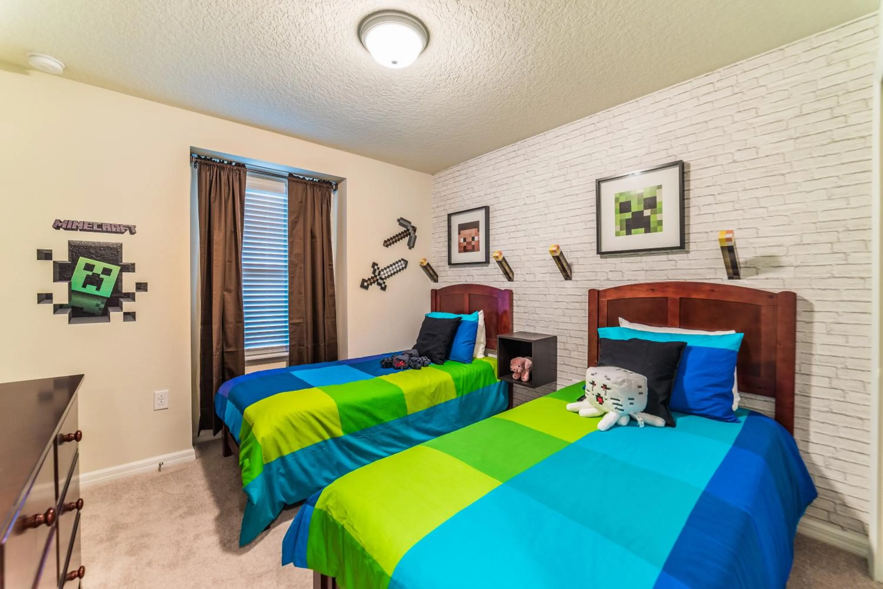 Bed in Beautiful townhome with splash pool and game room