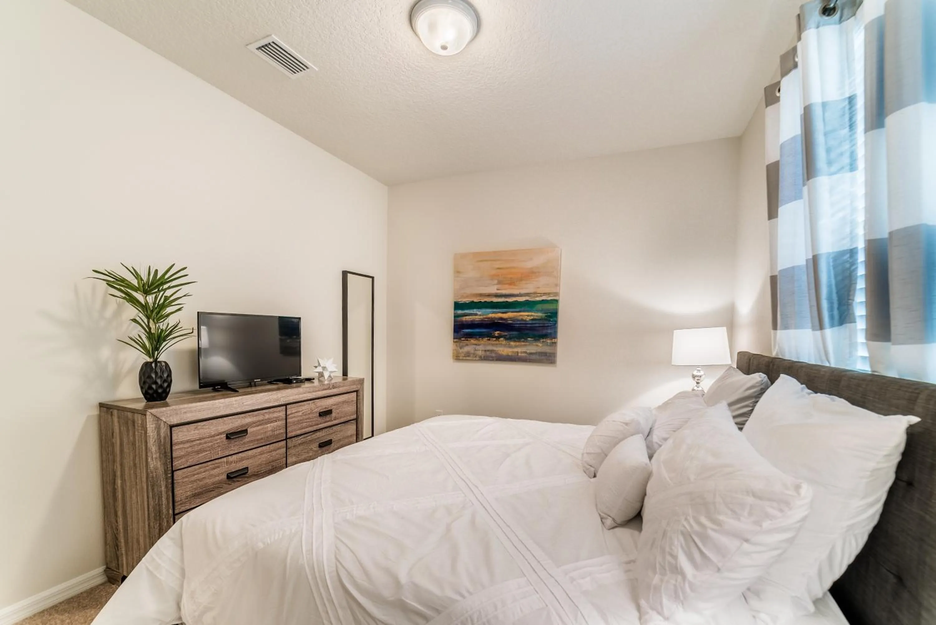 Bed in Beautiful townhome with splash pool and game room