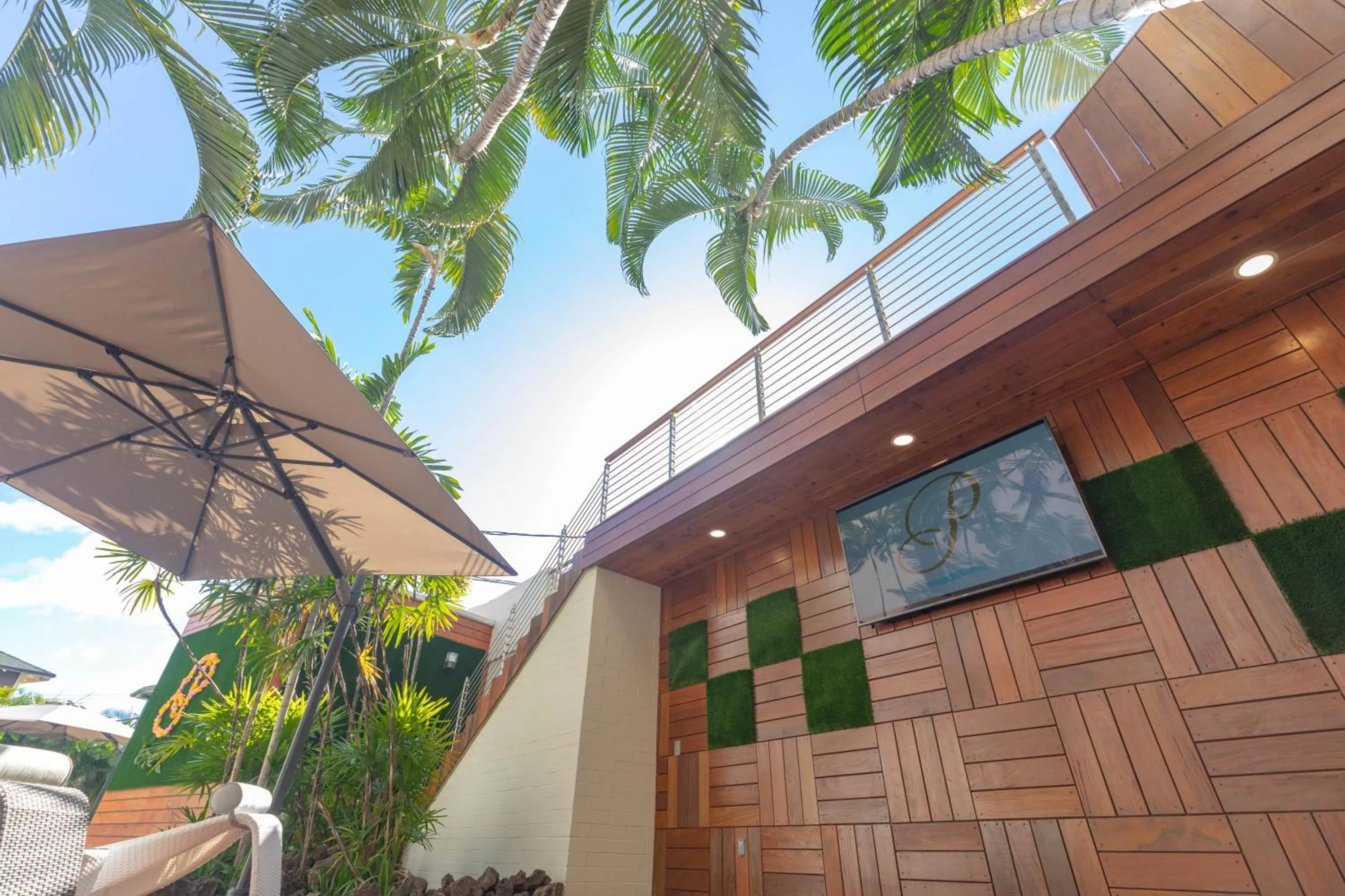 Swimming pool in Polynesian Residences Waikiki Beach