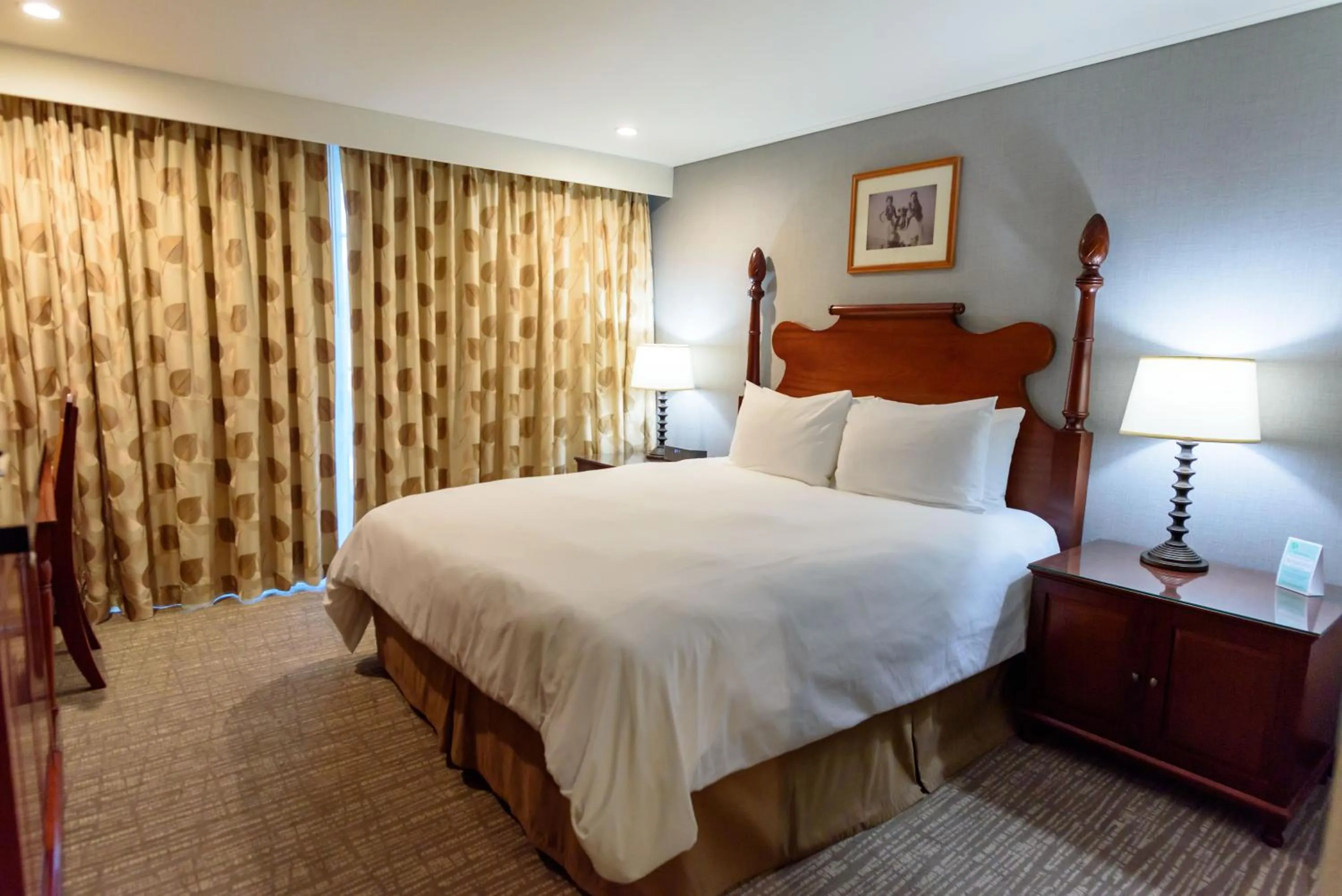 Bed in Polynesian Residences Waikiki Beach