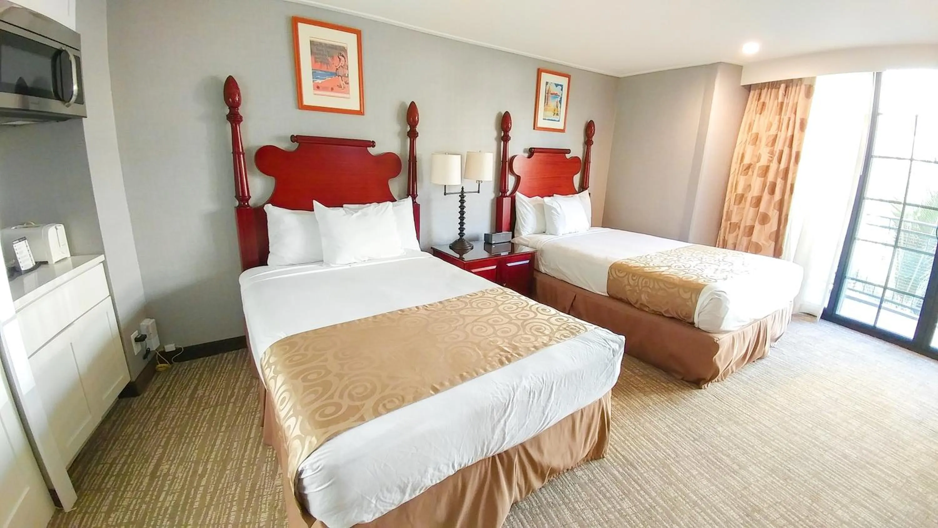 Bed in Polynesian Residences Waikiki Beach