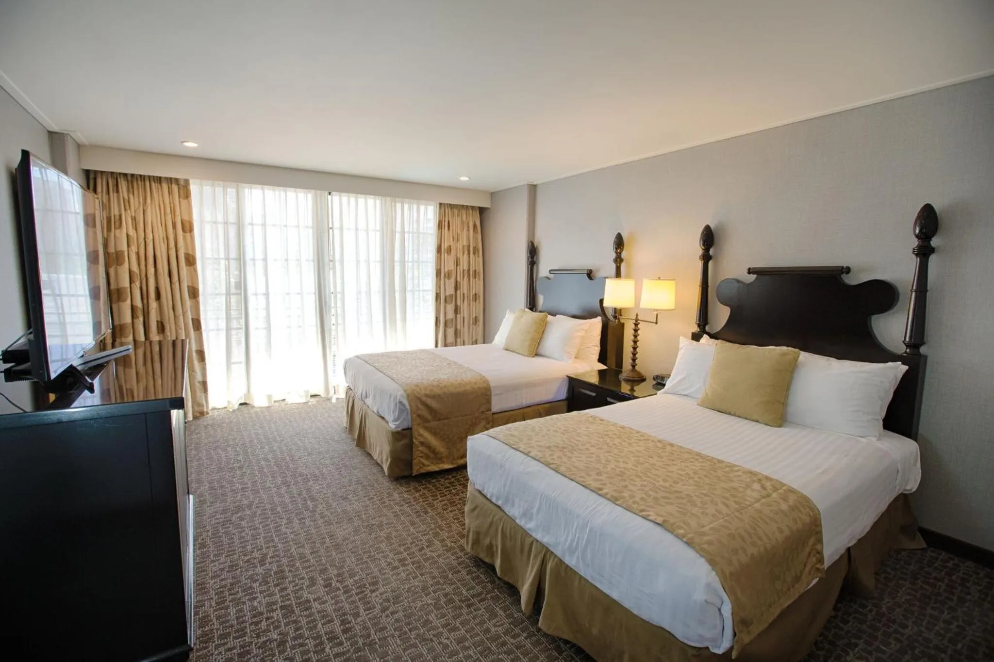 Photo of the whole room, Bed in Polynesian Residences Waikiki Beach