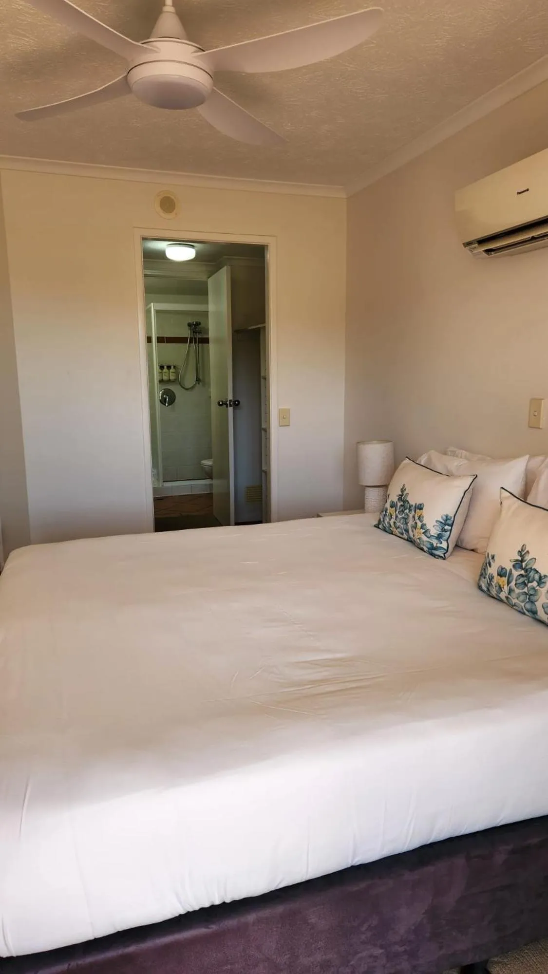 Bed in Whalewatch Ocean Beach Resort