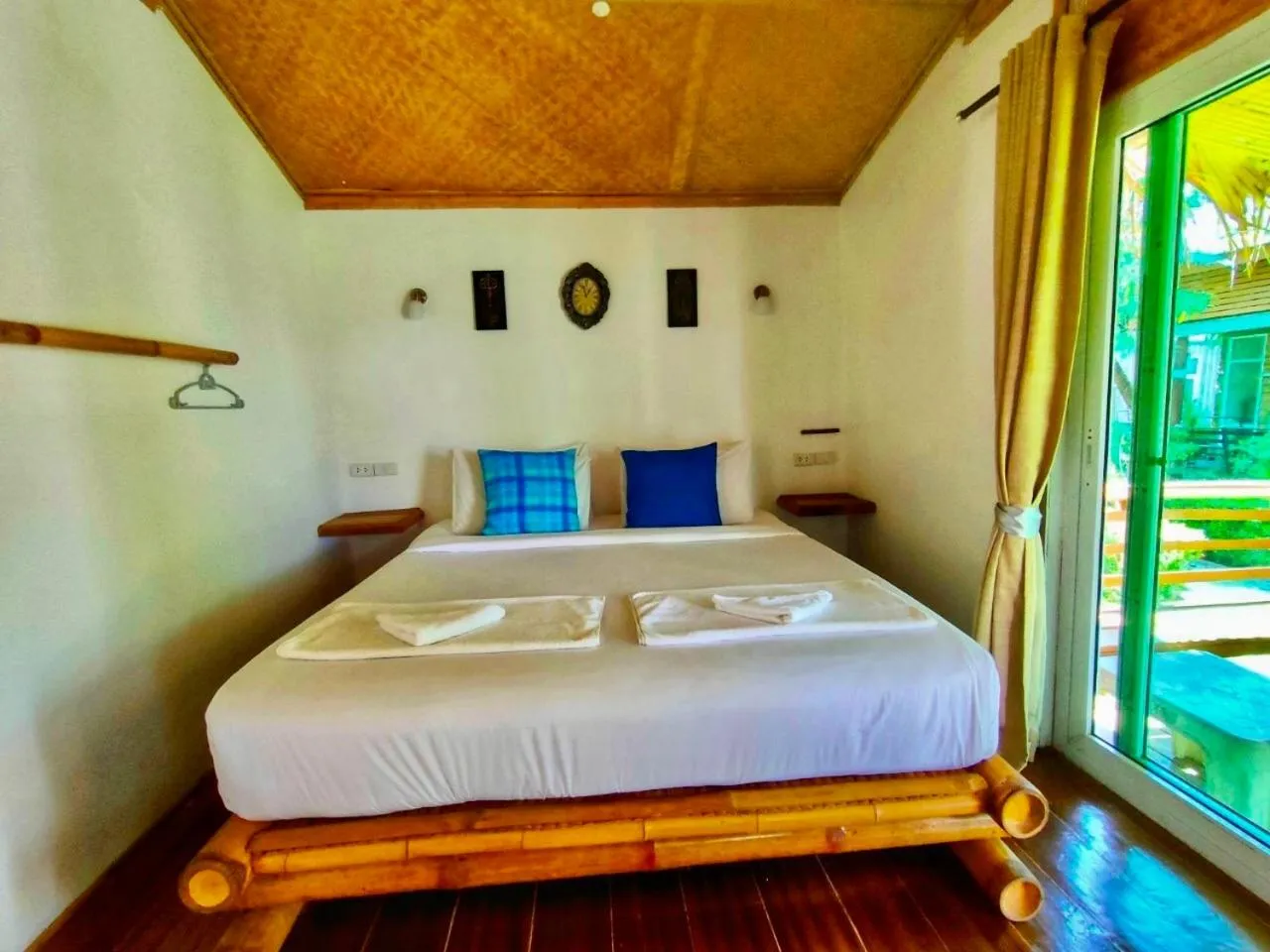 Bed in Mook Montra Resort Sea Front